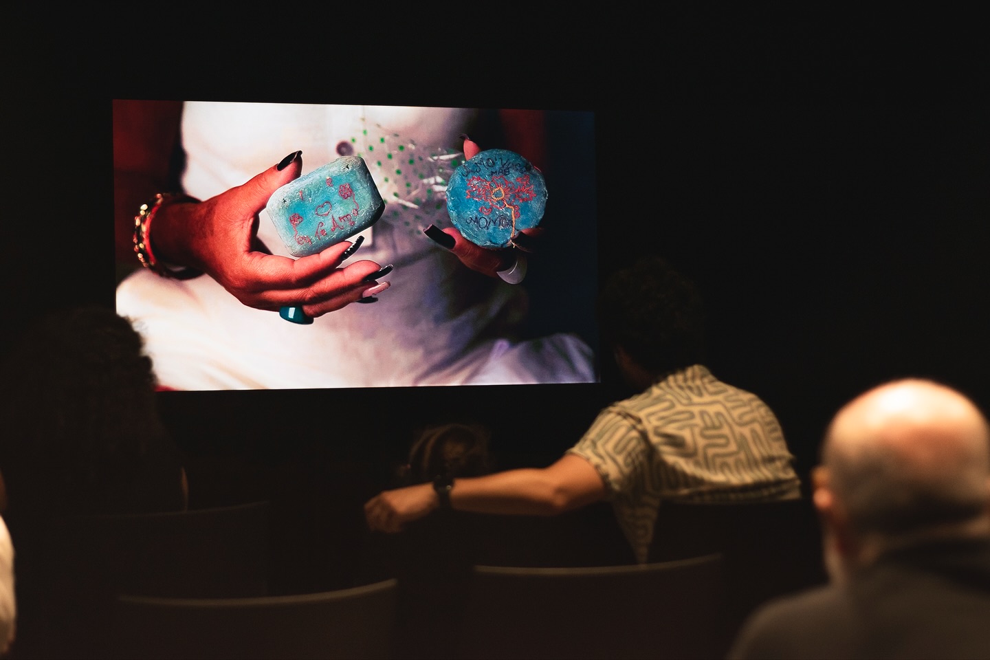 El viernes vivimos una noche luminosa ✨
Gracias a todos los que acompañaron la apertura de “Madonnas e Fridas” de Ana Sabiá y “Candomblé” de André Fernandes.
Dos miradas profundas, sensibles y poderosas que trajeron Brasil a Asunción 🇧🇷
Gracias a la Embajada por el espacio y a los autores por compartir su obra con nosotros.
📷 @yaiza.gh
#FestivalEOS2025 #ElOjoSalvaje
