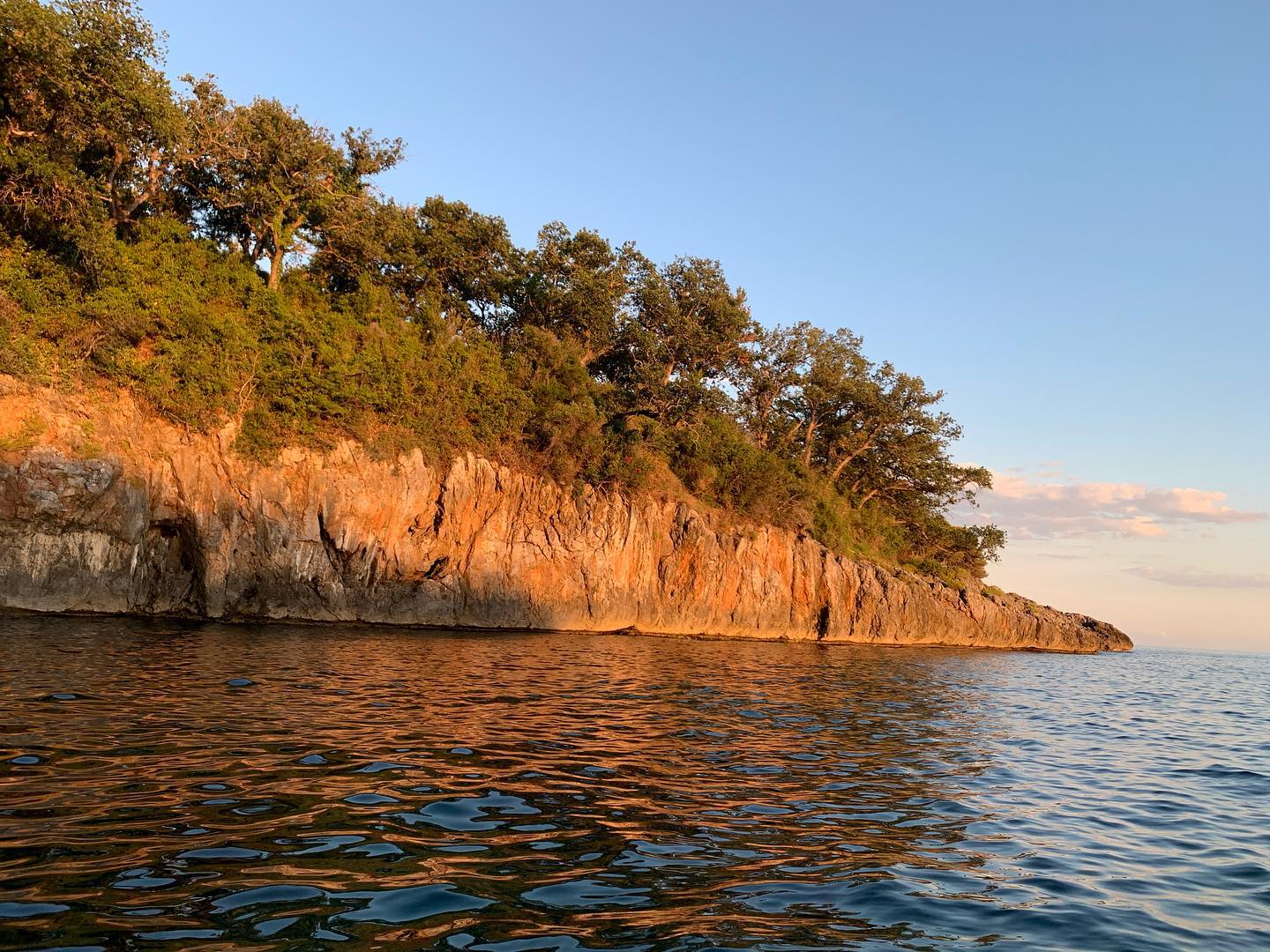 Ed il verde prepotente della macchia mediterranea si tuffa nel blu infinito del mare, mentre tutto si tinge di rosa.
This is #maratea.
Cala Vecchia.