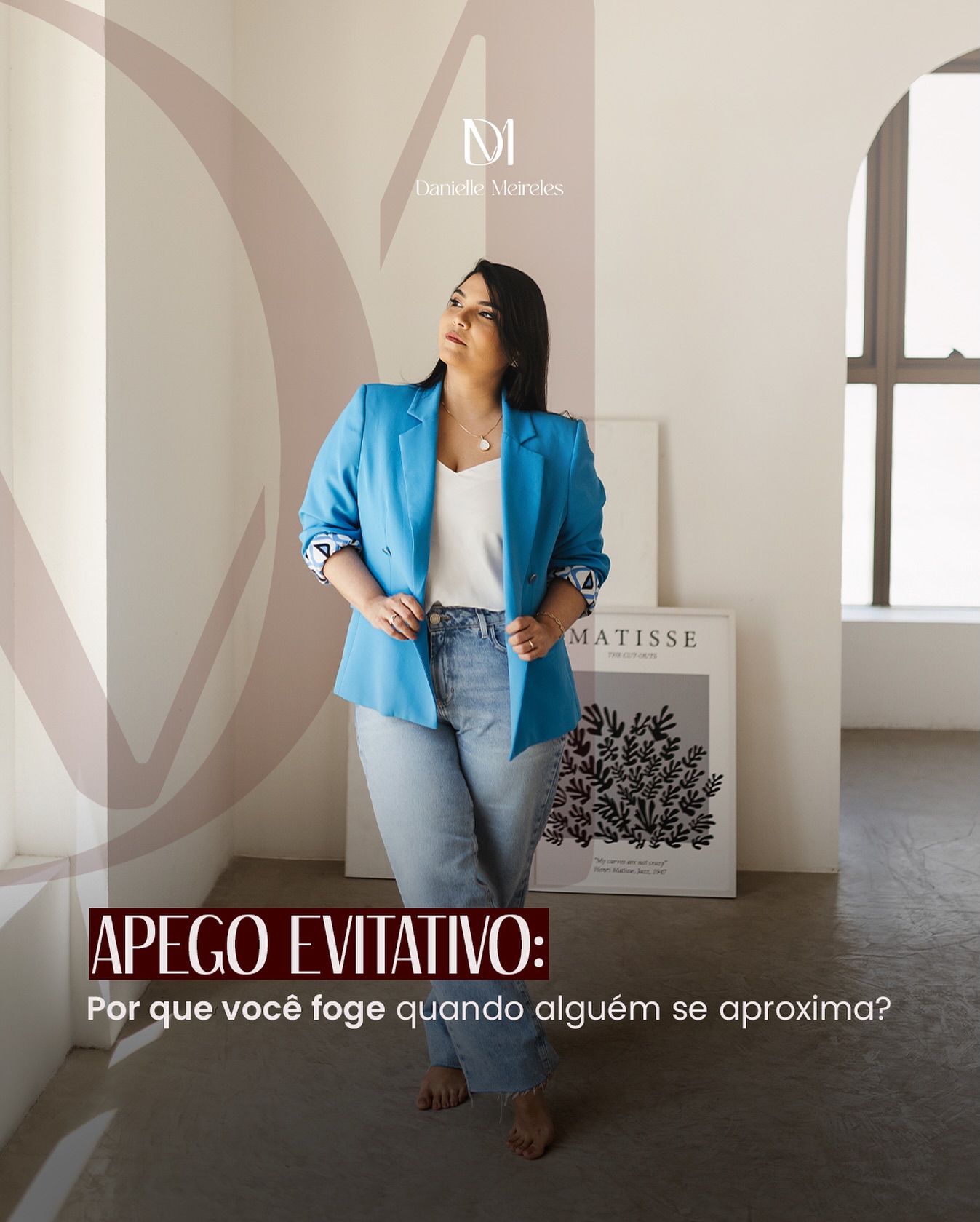 Sabe aquela sensação de querer se afastar justamente quando alguém começa a se aproximar de verdade? Ou quando você sente que precisa de espaço sempre que a relação fica mais íntima? Isso pode ser um sinal de apego evitativo.
Na psicanálise, entendemos que os padrões de apego se formam nas primeiras relações da infância. Quando uma criança expressa suas necessidades emocionais e não encontra acolhimento, ou pior, é punida ou ignorada por isso, ela aprende uma lição dolorosa: depender emocionalmente do outro não é seguro. A solução que o psiquismo encontra é criar uma autossuficiência defensiva.
Na vida adulta, isso se manifesta de formas muito específicas. A pessoa com apego evitativo costuma valorizar extremamente sua independência, tem dificuldade em confiar e se abrir emocionalmente, sente desconforto com demonstrações de afeto e tende a minimizar a importância dos relacionamentos. Quando alguém se aproxima demais, surge uma sensação de sufocamento, como se a intimidade fosse uma ameaça à própria identidade.
Mas é importante entender que isso não é uma escolha consciente. É um mecanismo de defesa que foi necessário em algum momento para lidar com a dor do abandono emocional. O inconsciente continua operando como se aquela criança ainda precisasse se proteger, mesmo quando o adulto deseja conexões genuínas.
A psicoterapia oferece um espaço seguro para ressignificar essas experiências. Você pode aprender que intimidade não precisa significar perda de si mesmo, e que depender emocionalmente de alguém não é fraqueza, mas parte da experiência humana de amar e ser amado.
Se você reconheceu esse padrão em si, saiba que há um caminho de transformação possível. Que tal começarmos esse processo juntos? Traz isso para a análise, agende sua sessão pelo link na bio. Vamos juntas(os) construir relações mais leves e autênticas!
#daniellemeireles #apegoevasivo #psicanalise #psicoterapia #saudemental