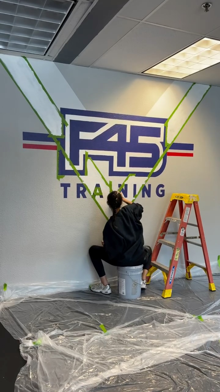 Just wrapped up this bold new mural for F45 Training La Quinta 💪🏼✨
Let’s just say I definitely got my workout in with this one 😅🔥
Big energy, bold lines, and a whole lotta sweat went into bringing this wall to life.
#ItsLunaVisuals #F45Training #LaQuintaArt #DesertCreatives #MuralArtist #FitnessArt #CommunityStrong #DesertVibes #PalmSpringsArtist #CreativeSweat #WallGoals