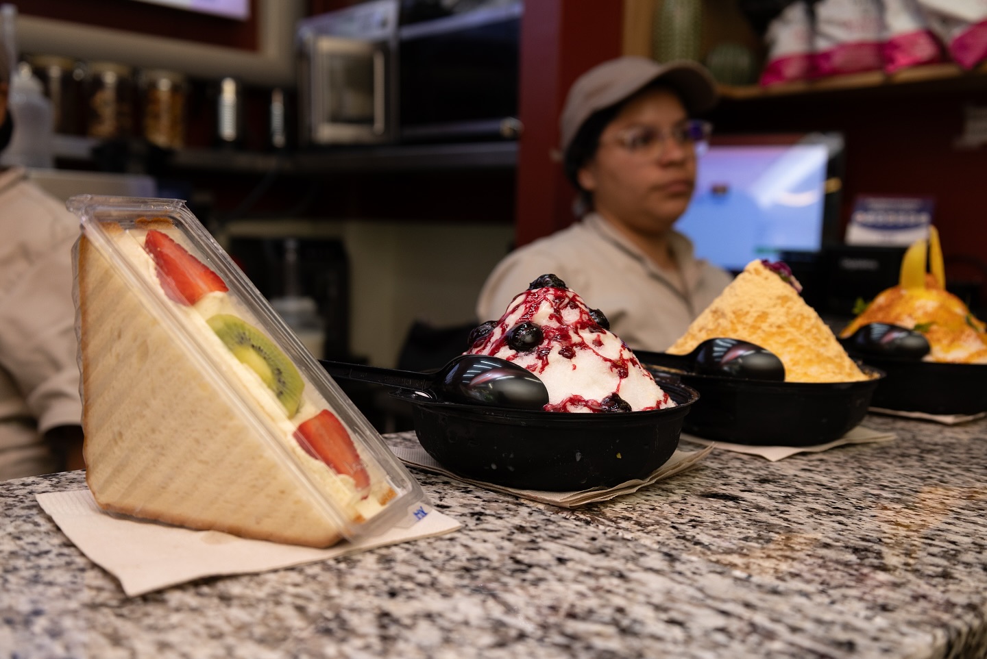 🍨lugar: @kakigori.sammy
📌 Bloggaleriadearte.com
El Kakigori, que en español traduce literalmente a “raspado de hielo”, ha sido transformado en su propuesta. Para darle un toque único, estos emprendedores hicieron una pequeña modificación a la “nieve”: la preparan con leche de soya, logrando un sabor más suave, cremoso y delicioso.