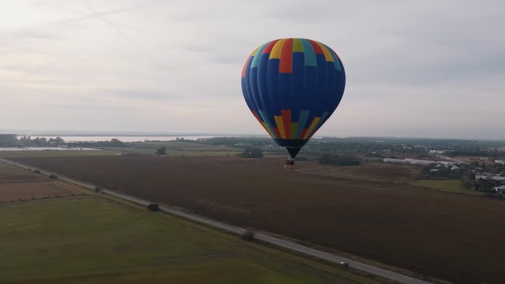 Les compartimos el hermoso recuerdo de la sesión de fotos del cumple de 15 años de Vicky! Nada mejor que hacer una sesión de fotos super original pero además, disfrutar de un vuelo en globo con familia y amig@s!