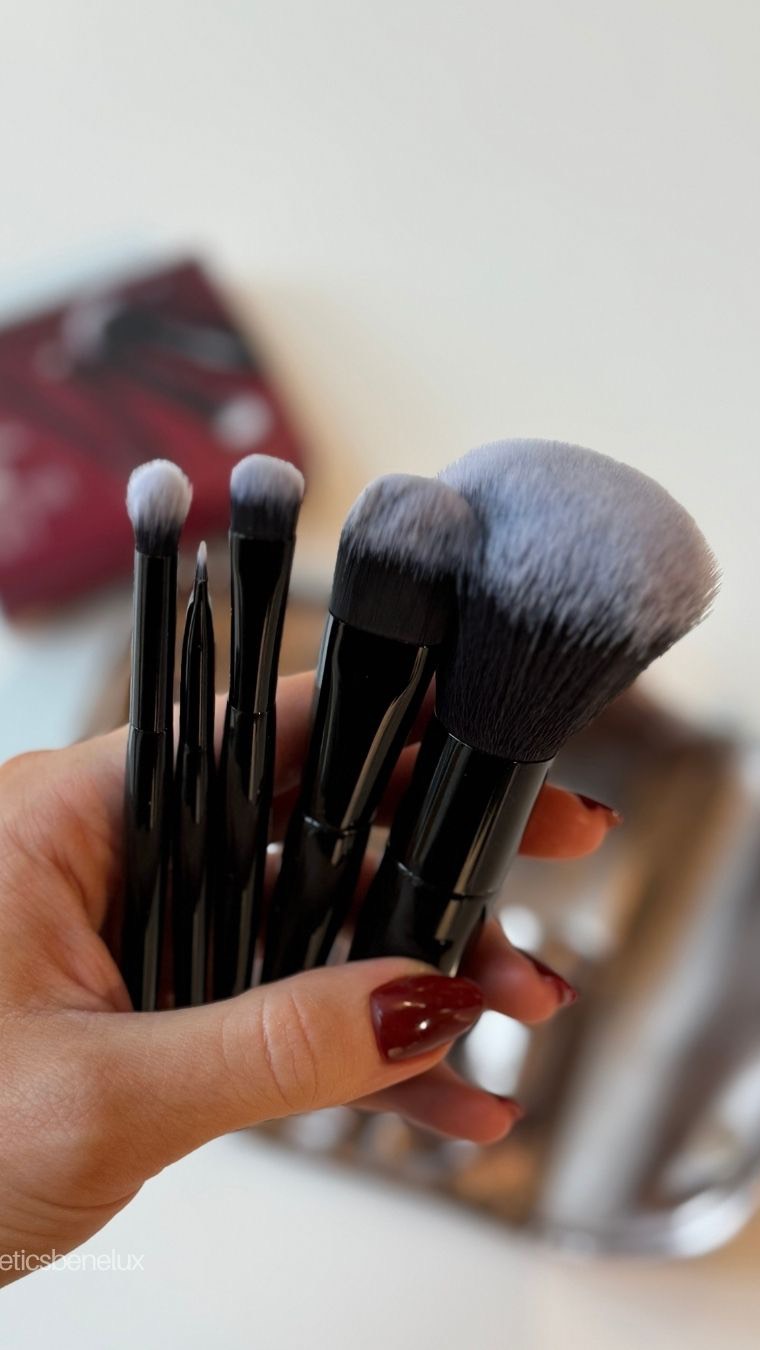 ✨ De Feestdagen Komen Eraan! ✨
Bij ons in het salon vind je dit jaar de mooiste cadeautjes voor onder de kerstboom. Zoals één van onze favorieten: de luxueuze make-up borstelset – ideaal voor elke beautylover!
Maar er is nog véél meer…
🎁 Verwenpakketten
🎁 Beauty- & skincareproducten
🎁 Kleine attenties voor collega’s, familie of vrienden
🎁 Cadeaubonnen – altijd een topcadeau!
Kom gerust even langs om jouw perfecte geschenkje te kiezen. Wij helpen je graag stralen tijdens de feestdagen! ✨🎄
#Feestdagen #Cadeautips #Kerstcadeau #BeautyLovers #SalonGifts #MakeUpBrushes