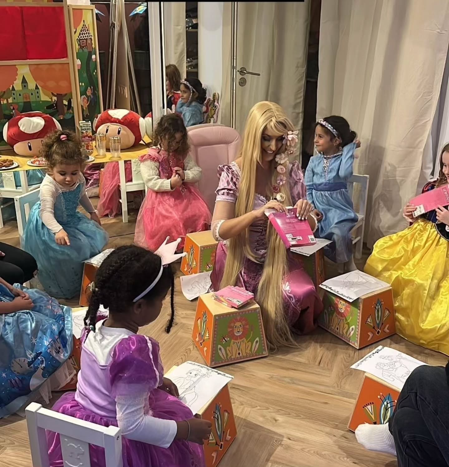 Retour en images sur l'atelier " Rencontre avec Raiponce 🌸 " ou nos petites princesses du jour ont pu assister à des activités aussi féeriques qu'amusantes ! Lectures d'histoires de princesses et coloriages enchantés ✨️ un moment de complicité avec Raiponce et des souvenirs garantis !
Nos ateliers Princesses chez @si_lo_music font déjà carton pleins et nous sommes ravis de vous convier au prochain qui ne vas pas tarder à arriver ! 📆
#AtelierEnfant #Raiponce #raspunzel #ateliercreatif #coloriage #PrincesseRaiponce #princesse #PrincesseDisney #ateliersenfants #activitemerefille #activiteenfants #activitécréative #nogentsurmarne #rencontre #princessevent #princessparty #lecturejeunesse #histoirespourenfants #coloriagedisney #pailettes #strass #souvenirs