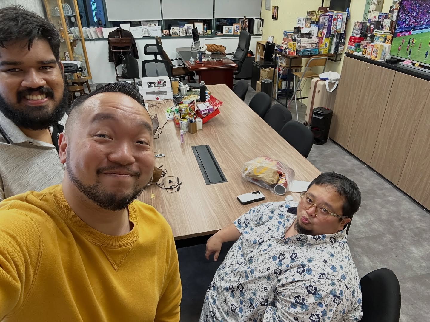 Met Raphael today, a passionate young chap with fire in his voice and a story he’s ready to bring to the world.
His drive to grow, to speak boldly, to reach bigger stage is inspiring.
And yes, we also discovered we are both proud Chelsea supporters! 💙
Thanks to Hakim for making this connection. The three of us ended up watching Singapore rising to the occasion against Hong Kong this evening on the screen too.