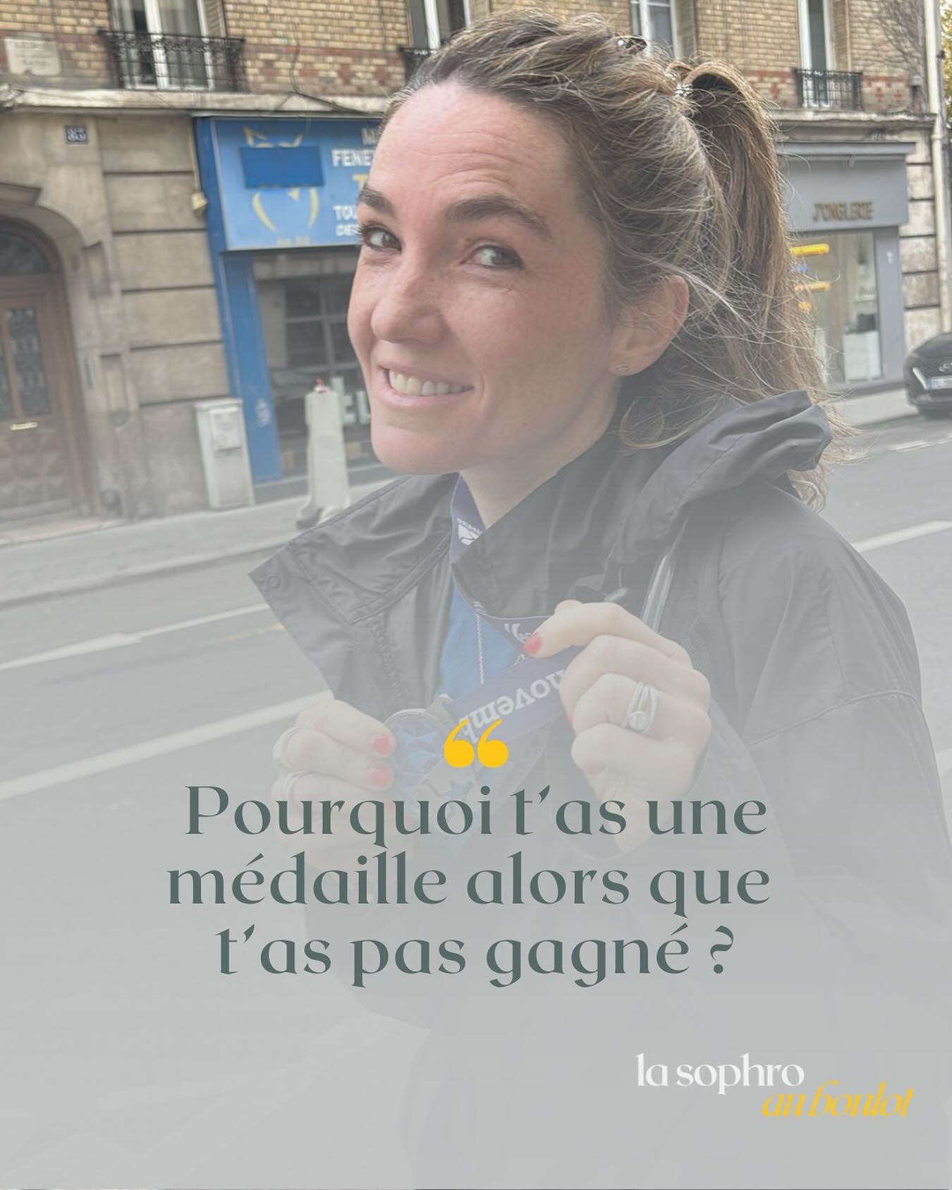 C’est ce que mon fils m’a demandé un jour…
Et dimanche, en terminant le semi de Boulogne-Billancourt – mal préparée, dans la douleur – elle m’a clairement traversé l’esprit. Parce que non, je n’ai pas “gagné”. Mais j’ai couru contre moi-même.
Et c’est souvent la course la plus difficile.
Petite, on m’avait dit que courir serait impossible (j’ai même dû passer le javelot au bac 🤣) : asthme, genoux fragiles… Alors finir un 2ᵉ semi, même dans cet état, ça a quand même une saveur particulière.
Et ce semi m’a rappelé un truc important :
👉🏼 Ce n’est pas parce que tu as déjà réussi quelque chose une fois… que la deuxième sera plus facile.
Parfois, c’est même l’inverse.
La confiance te fait croire que tu peux y aller “comme ça”, alors que ton corps (et ton mental !) ont besoin de préparation, de discipline, de soin.
Et clairement… j’aurais dû mieux me préparer 😅
Mais si j’ai été au bout, c’est grâce un peu au mental mais surtout grâce aux autres : les encouragements sur le parcours de mes enfants, de mon papa, des bénévoles, des inconnus… et mon mari qui m’a répété toutes les 2 secondes à partir du 17ᵉ km : « Lâche pas. Continue. T’as fait le plus dur. »
Alors je garde de cette course une conviction : avec le bon soutien, et les ressources que tu vas chercher au fond de toi, tu peux aller plus loin que ce que tu imagines.
Parce que même une coach a besoin d’un coach. 🤭
PS : si quelqu’un trouve mon genou droit entre le 15ᵉ et le 17ᵉ km, je veux bien le récupérer 😅
—
🙋🏼♀️ Hello, moi c’est Constance, je suis animée par l’envie de favoriser le « mieux-être » dans les environnements professionnels.
✨ Ma mission en tant que coach et sophrologue ?
Accompagner tous les professionnels à libérer et booster leur potentiel en les aidant à se poser les bonnes questions pour qu’ils puissent se sentir mieux dans leur tête, leur corps et par conséquent dans leur travail et leur vie !
.
.
.
#coachingprofessionnel #coaching #coachpro #coach #intelligenceemotionnelle #ie #eqi #sophrologie #sophrologue #developpementpersonnel #gestiondustress #gestiondesemotions #gestiondustressenentreprise #prevention #qualitedevieautravail #qvt #bienetreautravail #lasophroauboulot