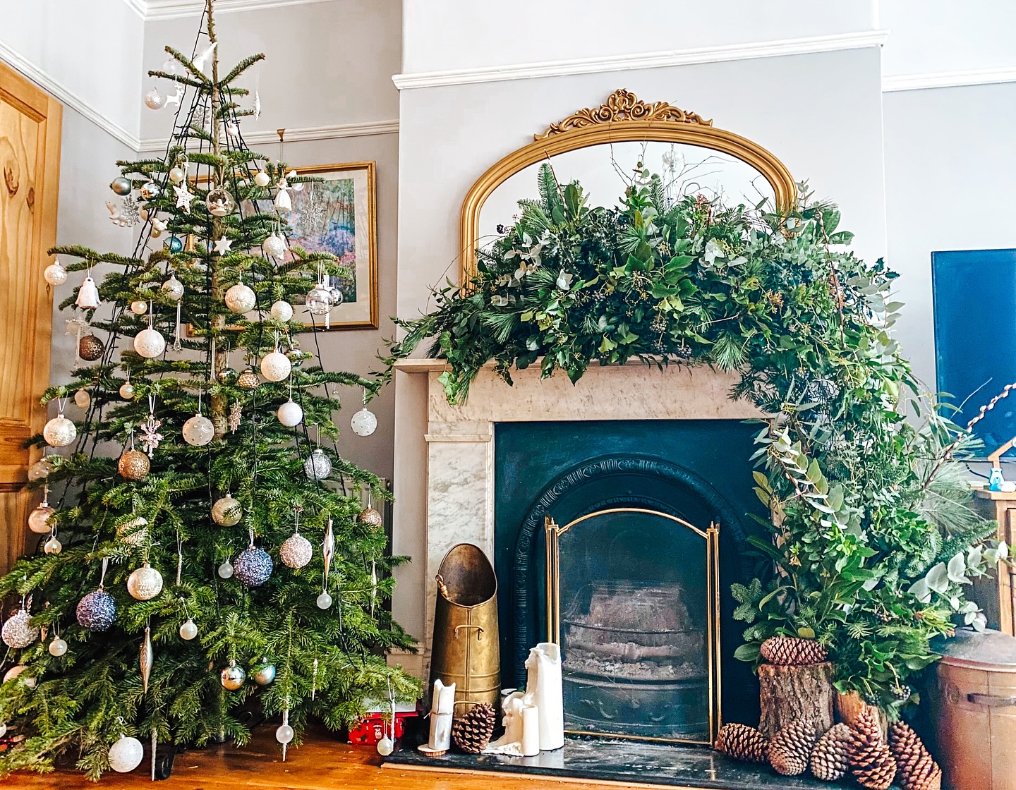 Would you like some Christmas magic inside or outside your home? We have a few spaces left to transform a space for you into a festive creation.
🌲
This first picture was when my friend let me loose on her mantel. I thought go big or go home ! We can customise garlands for different size mantels, doorways or tables in colours and styles to suit your home - from country cottage to stately home. Have a look at the picture for inspiration.
#festivedecorations #festivehome #christmasdecorations #festivedoor #christmasdoor #dressyourhouseforchristmas #winterwonderland