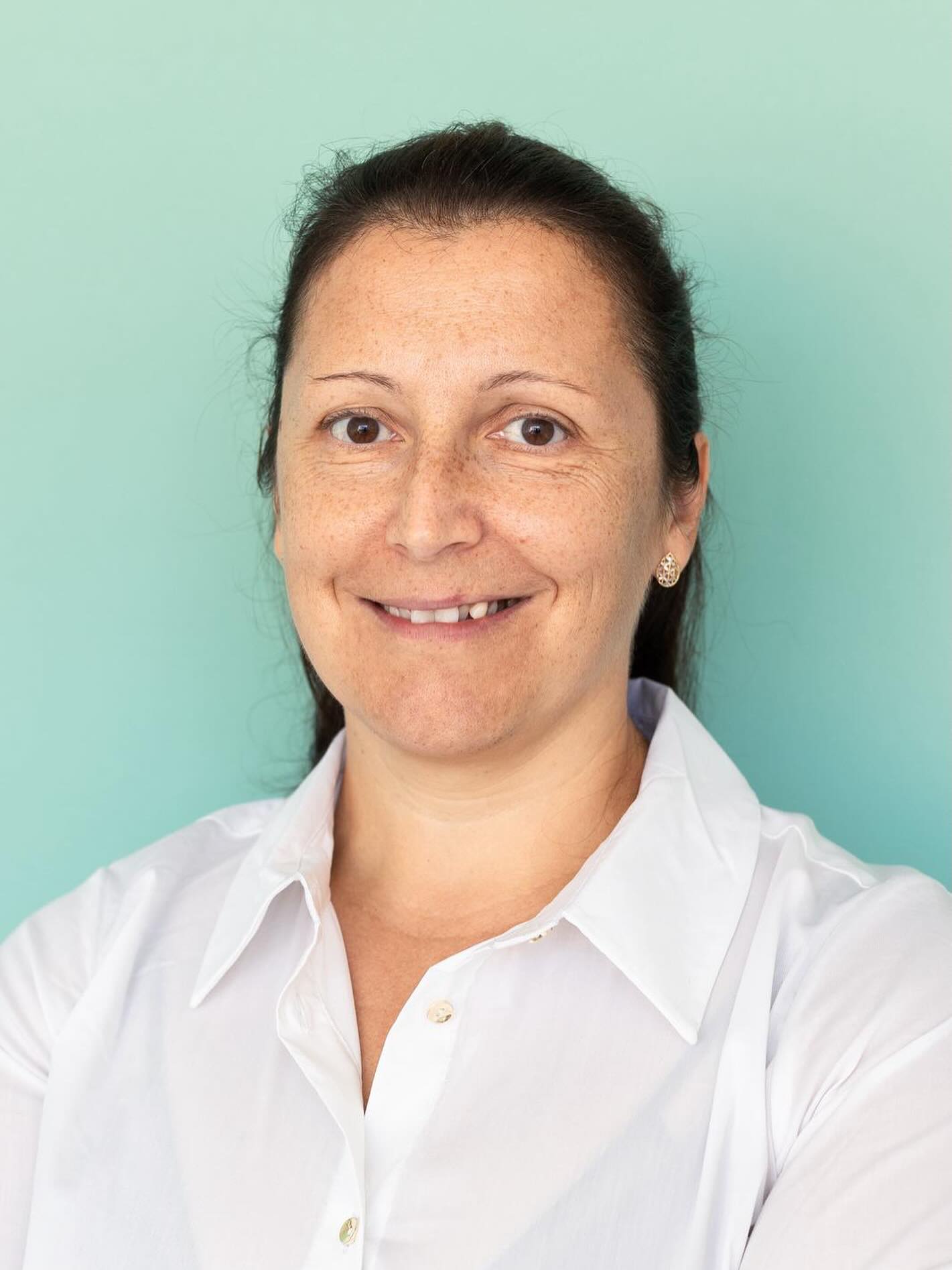 Ci presentiamo…
✨Marina Ielmini✨
Sono pedagogista, educatrice musicale e mediatrice del metodo Feuerstein. Realizzo percorsi musicali in servizi educativi ZeroSei anni e nella scuola primaria.
Offro servizi di consulenza pedagogica ad educatori e insegnanti nei servizi per l’infanzia e sono pedagogista di libera professione in progetti finalizzati al benessere scolastico di docenti e alunni nella scuola primaria e secondaria di primo grado.
Sono mediatrice del metodo Feuerstein, approccio metacognitivo in ambito educativo e riabilitativo e lavoro con ragazzi con psicopatologie di apprendimento (BES, DSA, ADHD, ASD) singolarmente o a piccolo gruppo.