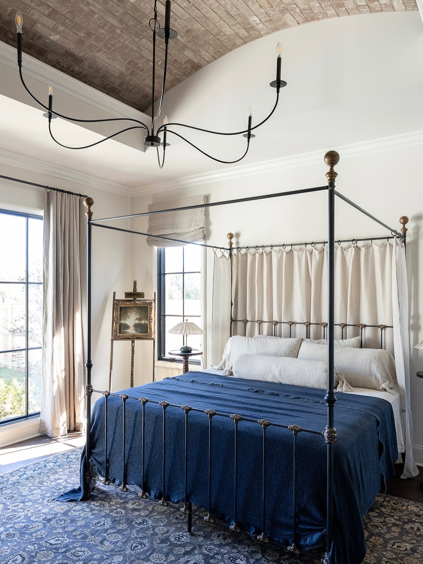 This primary bedroom unfolded like a slow exhale. The arched brick ceiling set the tone, warm, old-world, and quietly elegant〰️guiding every layer that followed. Soft linens, sculptural iron, a deep indigo moment at the bed, and windows that frame the garden like artwork.
A space meant to feel gathered over time… calm, comforting, and full of light.
Photography by @jennifer.saltsman.photography