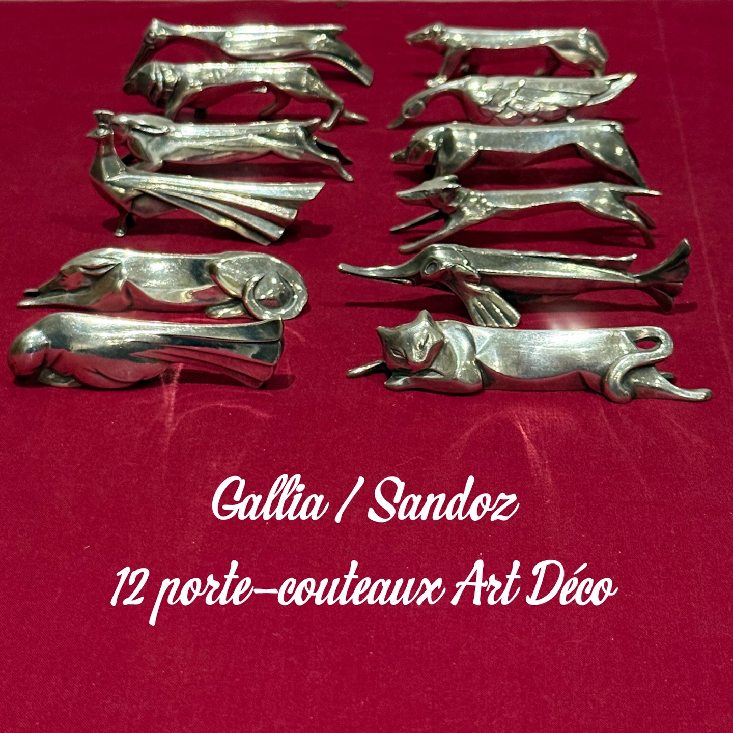 Série de 12 porte couteaux animaliers en métal argenté dessinés par Édouard Marcel Sandoz ( 1881-1971 ) pour la collection Gallia de Christofle .
Animaux stylisés époque Art Déco 1930 .
Longueur entre 9 et 11 cm
Hauteur : 2 cm
En très bel état les 12 pièces sont signés Gallia belle brillance , pas de manque à l’argenture .
Un joli modèle toujours très apprécié.
🛒 prix et disponibilité en boutique lien dans la biographie.
#argenterie #portecouteaux #artdeco #christofle #gallia #marcelsandoz #sandoz #decorationdetable #artdelatable #antiquités #misslittlebottle #artderecevoir