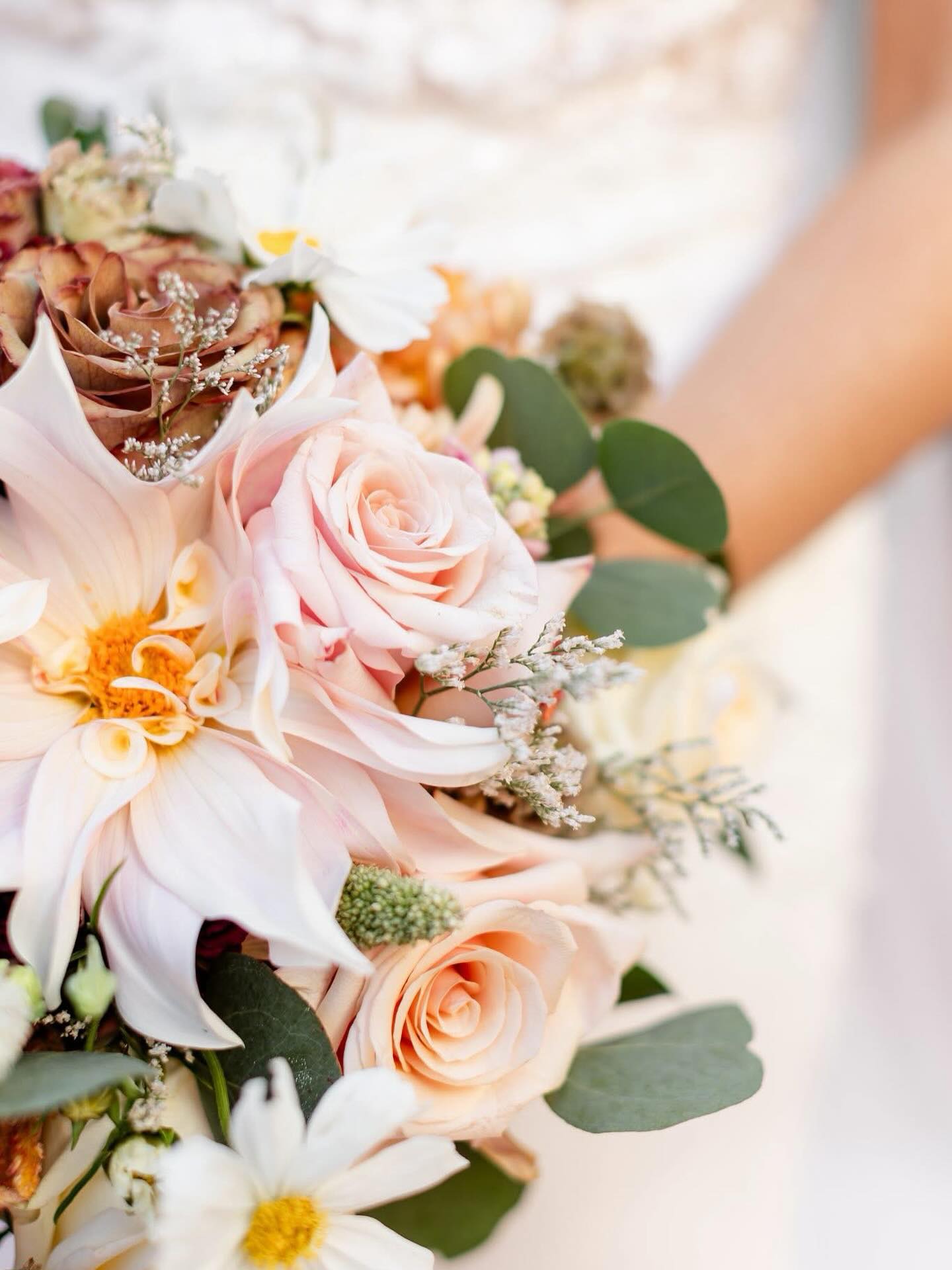 Still can’t get over this bouquet😍✨🌙
#starrynighteventsrva #romantic #fall #blooms #leaves #love #blush #bouquet #bride #dreamy #starrynighteventsrvaplanning #eventplanner #weddingplanning #starrynighteventsrvaflowers #floraldesigner #weddingflowers #starrynighteventsrvaweddings #becomeastarrynightcouple #joinmyfamily #snecouples #weloveourcouples #starrynighteventsrvacouples
Planning & Florals | @starrynighteventsrva @tanya_m_cornwell
Photography | @wholeheartstudios
Venue | @thetuckahoewomansclub
Band | @7_tilsunrise @samhillentertainment
Catering | @eatcateringrva
Rentals | @rentequipva
Cake | @ukrops
Beauty | @amandaperry.hair.airbrush