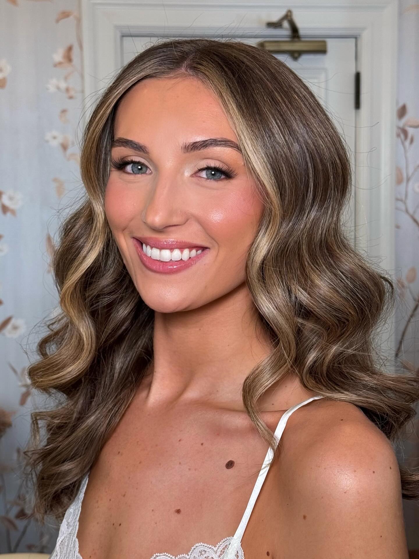 The stunning @karabrust. What an incredible morning filled with love, choreographed dances, and too many giggles to count!
Makeup @angelazavala.mua
Hair @thebeautyspot_li
Spraytan @cordebronzeairbrushtanning
LINK IN BIO FOR ALL BRIDAL INQUIRIES & SPECIAL EVENT APPOINTMENTS
#longislandmakeupartist #longislandbride #longislandbridalmakeupartist #longislandmakeupandhair #weddingday #newyorkmakeupartist #bridalmakeup #weddingideas #makeupideas #bride #weddingtips #makeuptips #weddinginspo #makeupinspo #destinationmakeupartist #northforklongisland #montauk #montaukmakeupartist #makeuptutorial #bronzeymakeup #naturalmakeup #glowymakeup #larkfieldmanor
Long Island Makeup Artist Long Island Wedding Makeup Long Island Bridal Makeup
New York Bride to be