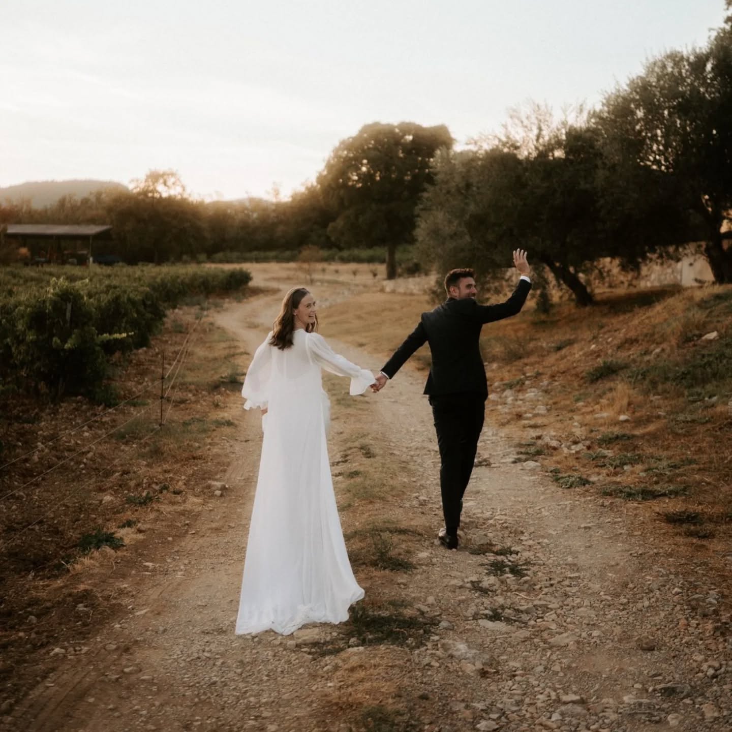 Agathe 🤍
Pour la douce Agathe nous avons créé une robe en crêpe de soie simple à bretelles avec un décolleté en coeurs, une ceinture plissée amovible et une cape en mousseline tout en fluidité avec des manches bouffantes.