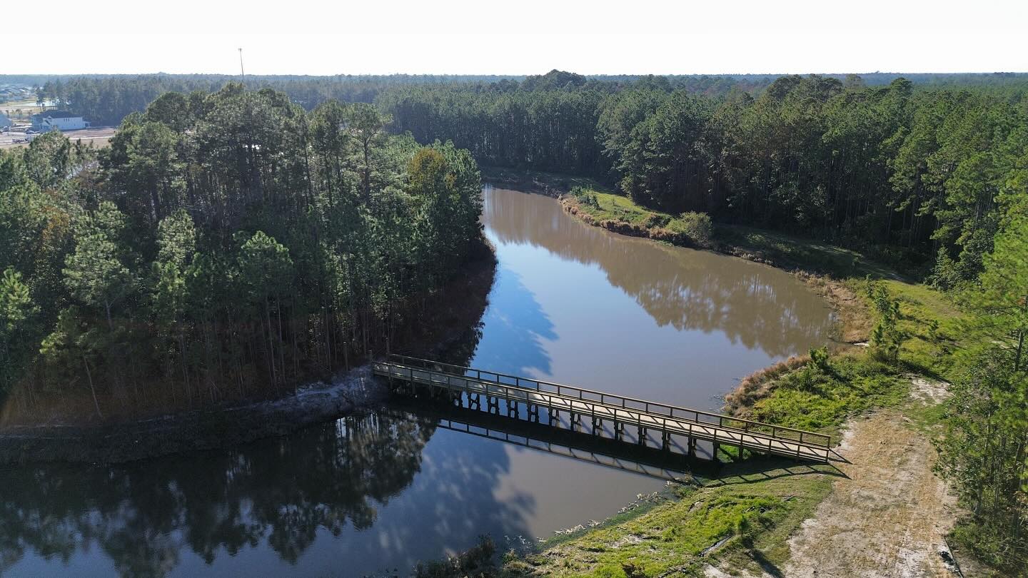 A bird’s-eye look at our newest pedestrian land bridge built in the Silver Leaf community 🦅👀
#silverleaf #landbridge #marineconstruction #newbuild