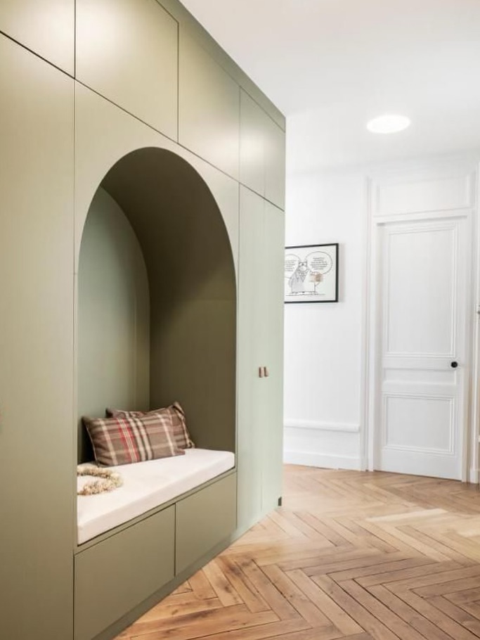 Inspiration banquettes dans les alcôves (arrondies).
Ce petit coin peut paraître anodin, mais il recèle un charme presque secret.
Véritable cocon de douceur, grâce à cet arrondi qui semble étreindre l’espace, il invite à s’asseoir, à souffler, à suspendre le temps.
Bon lundi !
Sources : Pinterest
#ambiancefeutrée #alcove #interiordesign