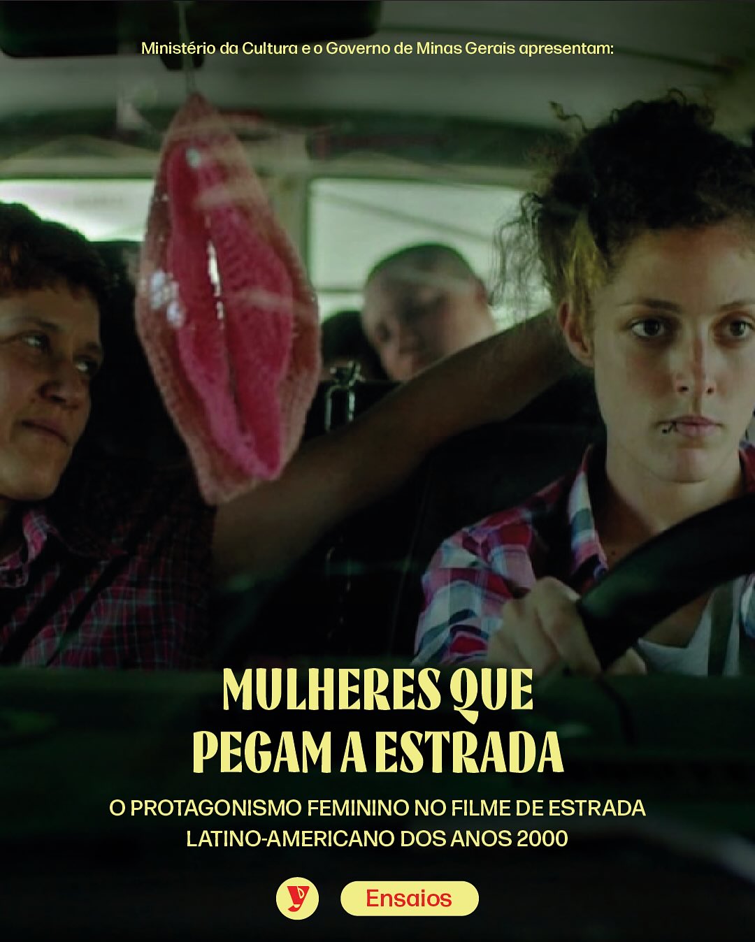 Ensaios | Por Mariana Mól
Mulheres que pegam a estrada: deslocamentos, desejos e rupturas no road movie latino-americano
Por décadas, o filme de estrada foi um território masculino: eles dirigiam, viajavam, mudavam; às mulheres, sobravam papéis secundários.
Mas o cinema latino-americano dos anos 2000 em diante abriu outras rotas — e outras protagonistas.
Neste ensaio, Mariana Mól investiga como três filmes — Qué tan lejos (2006), As filhas do fogo (2018) e Suçuarana (2024) — reinventam o road movie ao deslocar o eixo do gênero para o olhar, o corpo e a experiência feminina: amigas que discutem pertencimento, amantes que transformam o desejo em linguagem, andarilhas que se recusam a ser domesticadas.
📌 O destaque do texto:
“O road movie contemporâneo latino-americano ampliou horizontes, diversificou suas personagens e reposicionou a mulher como força motriz da viagem.”
Uma reflexão sobre liberdade, território, prazer, coletividade e reinvenção.
📖 Leia o ensaio completo em sarayrosa.com
#RoadMovieFeminista #CinemaLatinoamericano #CriticaFeminista #SaraYRosa #FilmesDeEstrada #FeminismoIberoamericano #CineDeMujeres