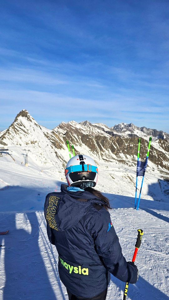 First time in Soelden:
Learned lots, excited for more!
#malaysianalpine #malaysianskier #malaysiansnowsport #skimalaysia #skiracing #trainingday #soelden #roadtomilanocortina2026