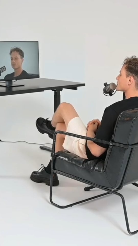 Studio101 pristato TalkingArtist pokalbių įrašus. Ir pirmasis bei kolkas vienintelis toks yra @artbysopis Dontas Šopis kuriantis nuosyabius dalykus. Beje, pokalbis įrašytas studijos statybų metu tik užbaigus cikloramą dar dažais kvepiančioje studijoje :) Donatai, esi šaunuolis :)
Pilnas įrašas mūsų youtube kanale 💙
-
-
-
#studio101Kaunas #videostudijakaune #studio101artist #kaunas #kurėjai