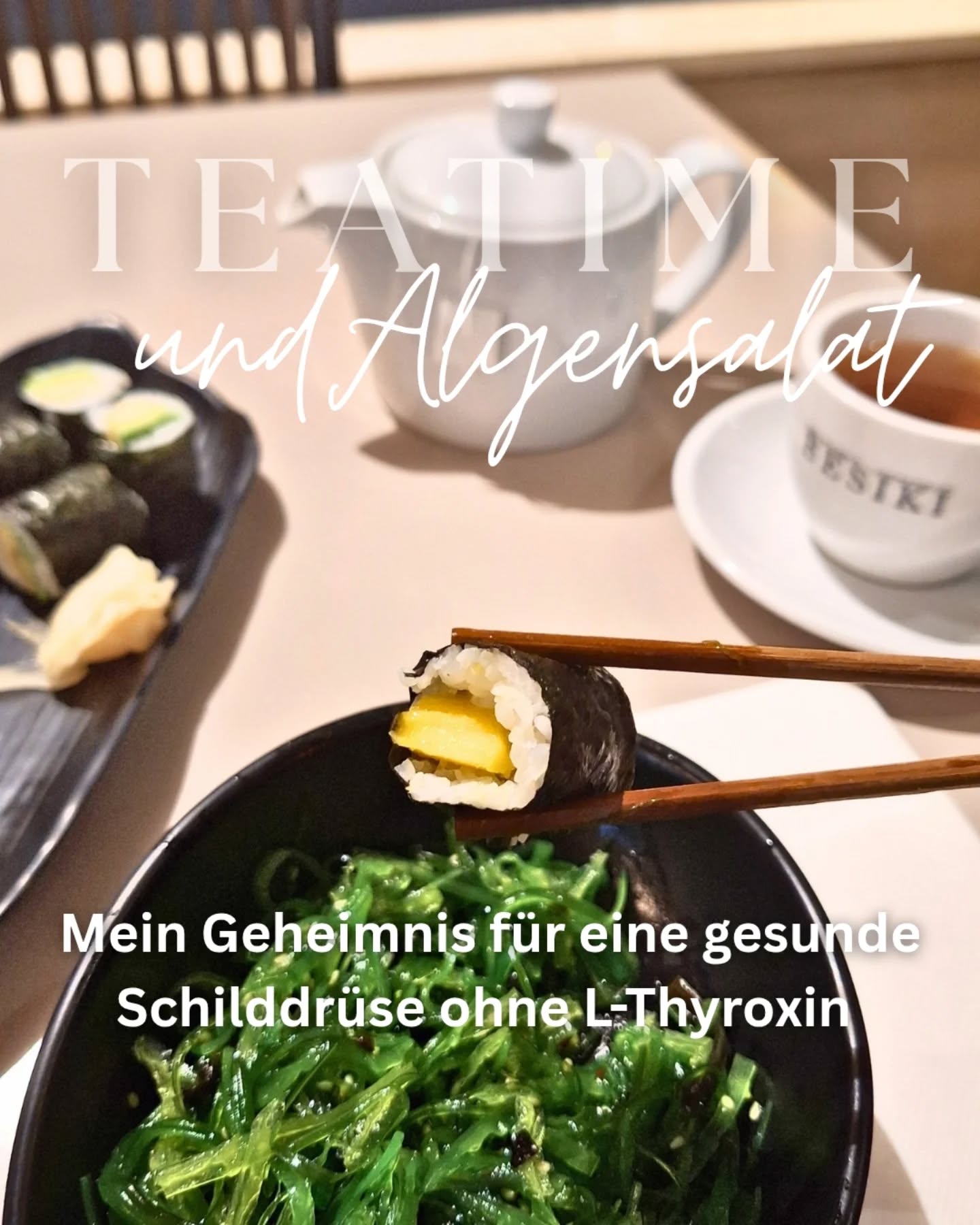 Natürliches Jod aus Algen! & gleichzeitig unbedingt weglassen: unnatürliches Jod aus Jodsalz.
Das klassische Jodsalz ist Gift für die Schilddrüse, weil es die Rezeptoren blockiert. Während natürliches Jod aus Algen die Schilddrüse heilen kann.
Mit künstlichem Jod in deiner Schilddrüse ist kein Platz mehr für das natürliche Jod und dein Körper hat keine Chance mehr richtig zu arbeiten, denn mit künstlichem Jod kann er nicht viel anfangen.
Noch viel schlimmer:
Dann haben wir schnell einen Jodüberschuss im Blut, der hochtoxisch wirkt. Und in der Schilddrüse fehlt das eigentliche Jod, das natürliche.
So haben wir trotz vermeintlicher Jodversorgung eigentlich einen Jodmangel in der Schilddrüse.
Und das macht die Schilddrüse krank.
Meine Lösung damals bei meiner Hashimoto-Heilung war:
Künstliches Jod streichen! Auch das in den Fertigprodukten, wo oft Jodsalz mit drin ist.
Und stattdessen natürliches Jod aus Algen und auch Pilzen in die Ernährung integrieren.
Das hat bei mit Welten verändert und mein Hals fühlte sich plötzlich wieder frei an.
Weniger geschwollen, weniger Kloßgefühl, weniger Druck und auch weniger brennen, was ja durch die Entzündungsreaktion verursacht wird.
Ich hatte plötzlich wieder eine klare Stimme ohne Heißerkeit und ständiges räuspern müssen.
Nur durch die richtige Jodgabe.
So kann die Schilddrüse heilen und die Hashimoto verschwinden.
Weil natürliches Jod außerdem Schwermetalle aus der Schilddrüse verdrängen kann, ist es nochmal wichtiger, wenn du deine Schilddrüse heilen willst.
Denn ohne die Schwermetalle loszuwerden, keine Heilung von Hashimoto.
Die sind der wahre Grund für die Entgleisung deines Immunsystems.
Was du noch tun kannst, wenn du deine Schilddrüse natürlich heilen willst, lernst du in meinem Onlinekurs "Endlich Hashimoto-frei".
Dort nehm ich dich mit in den gesamten Weg meiner Heilung von damals.
Wo ich lernte, was es wirklich bedeutet Hashimoto zu haben & wie ich es wieder loswurde.
Jetzt zum Startpreis in der 1. Runde mit dabei sein & L-Thyroxin für immer loswerden, weil deine Schilddrüse von nun an wieder selber ihre Hormone produziert 🙌
Einfach mit Hashimoto-frei kommentieren und ich schick dir den Link.