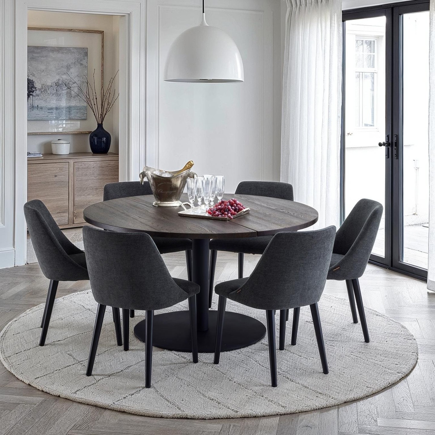 Rondo-ruokaryhmä huokuu modernia muotoilua ja ajattomuutta 🖤
Musta harjattu tammi tuo arvokkuutta, ja pehmustetut Rondo-tuolit takaavat istumismukavuuden pitkillekin illallisille. Pöytä ja tuolit saatavana useissa eri värivaihtoehdoissa!
Jälleenmyyjä: @askokoti
#pohjanmaan_rondo
#pohjanmaan #pohjanmaankaluste #pohjanmaanofficial #koti #keittiö #diningchair #diningtable #kitcheninspo #kitchendecor #diningroom #sisustus