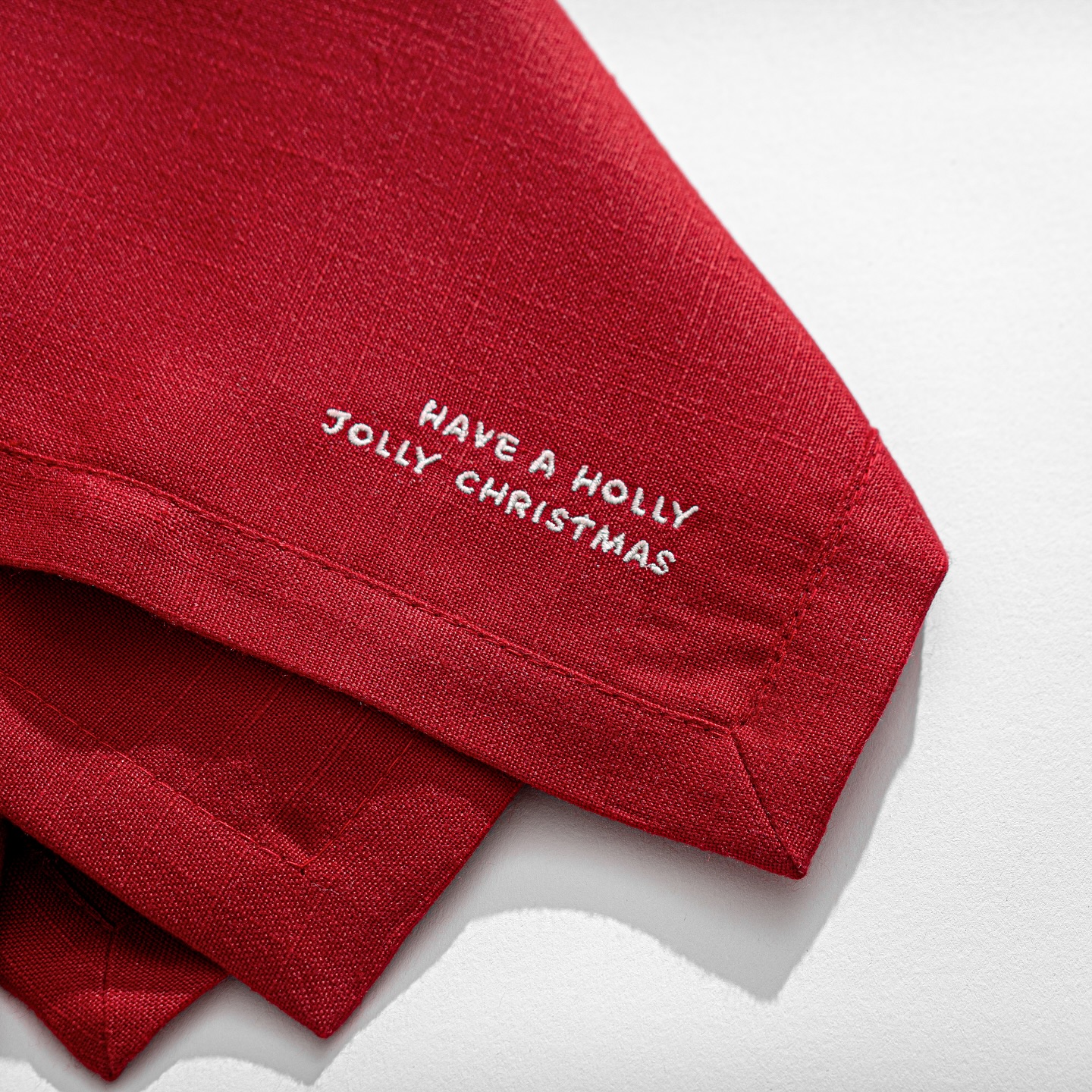 El Holly Jolly Napkin Set nació de una idea sencilla: llevar un pedacito de la magia de la Navidad directo a la mesa.
Buscábamos un rojo que no fuera cualquier rojo… uno profundo, elegante, con esa luz especial que solo aparece en esta época del año. Lo encontramos en un lino que se siente suave, cae de una manera especial y refleja justo ese “warm glow” que queríamos.
A cada servilleta le bordamos una frase distinta. Pequeñas joyas navideñas que acompañan sin robar protagonismo. Son detalles pensados para sorprender, para sacar una sonrisa, para hacer cada mesa un poquito más especial.
Este set es festivo, clásico y alegre. Pero sobre todo, está hecho para esos momentos que recordamos siempre: risas, brindis, sobremesas largas y el sonido de la Navidad entrando por la puerta.
Holly jolly season, the La Filatura way. 🎄♥️