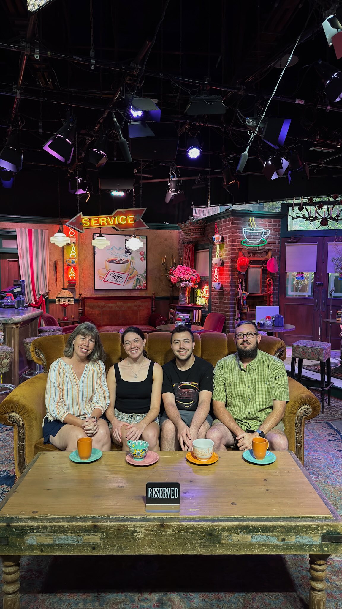 If you asked me what my favorite part of the Warner Bros Studio Tour was, I’d have to say all of the Friends activities (sitting on the couch and eating at Central Perk) and seeing sets from Gilmore Girls. A close second would be my brother and I hearing ourselves as characters from Friends, Gilmore Girls, and Harry Potter 😂
.
.
.
#VisitCalifornia #YesVisitCalifornia #YesVisitTheUSA #OrangeCounty #familytravels #girlswhotravel