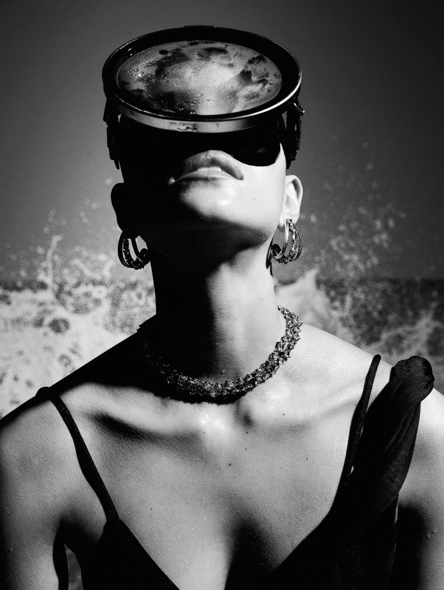 Deixe a luz dançar! Hector Albertazzi acaba de revelar Brisa, o novo drop do Verão 26, uma coleção inspirada no movimento suave do vento marítimo, com peças que combinam fluidez, brilho e uma estética náutica reinventada.
Cristais, linhas orgânicas, contrastes de metal e um toque artesanal criam joias que se movem com você.
Quer conhecer cada detalhe? Corre para o link na bio e veja a matéria completa.
#HectorAlbertazzi #Brisa #Verao26 #JoiasContemporaneas #AcessoriosDeLuxo #OuroVintage #PrataBoho