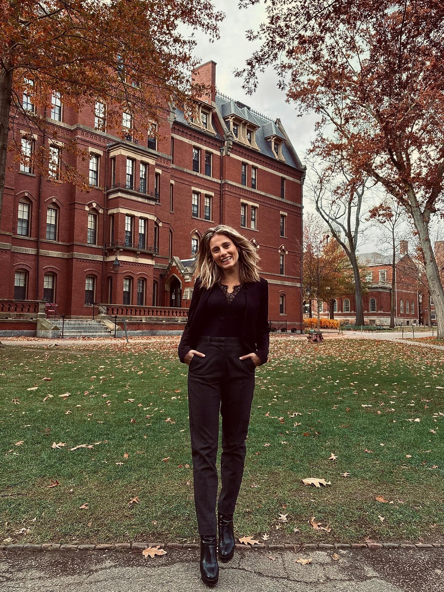 Made it to Harvard - somehow 🎓😅
Es gibt so Momente, da schaut man sich um und muss erst mal realisieren, wo man ist und was überhaupt abgeht. Das vergangene Wochenende war voll mit solchen Momenten.
Ich durfte ein Panel bei der German American Conference an der Harvard University moderieren und Ivy League-Luft schnuppern. So viele interessante Menschen und kluge Gespräche über Politik, Gesellschaft, Wirtschaft und digitale Zukunft. Eine Atmosphäre, die gezeigt hat, wie viel möglich ist, wenn wir über Grenzen hinweg miteinander ins Gespräch kommen. Das war sehr beeindruckend.
Danke an das gesamte Team der @harvard_gac für Organisation, Leidenschaft und Vision.
Mit vielen neuen Gedanken und noch mehr Zuversicht fliege ich zurück zur @tagesschau . Thank you for making this dream come true! ✨