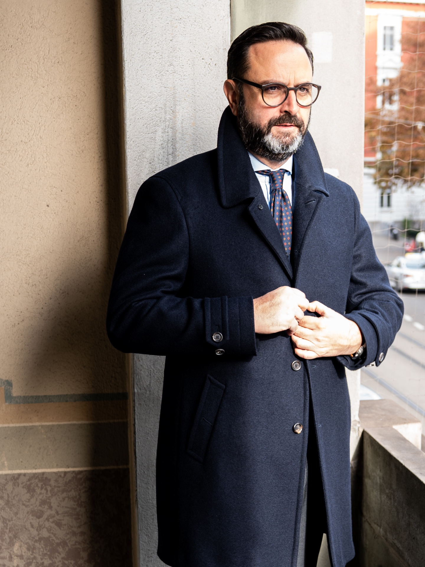 Was für ein schöner Mantel aus reiner Wolle von Holland & Sherry. Ein zeitloses Stück, das man jeden Winter aufs Neue aus dem Schrank nimmt – und das nie an Stil verliert.
#massanzug #massmantel #masshemd #massanzugzürich #masskleidung #masskleider #winter #tie #krawatte #drakeslondon