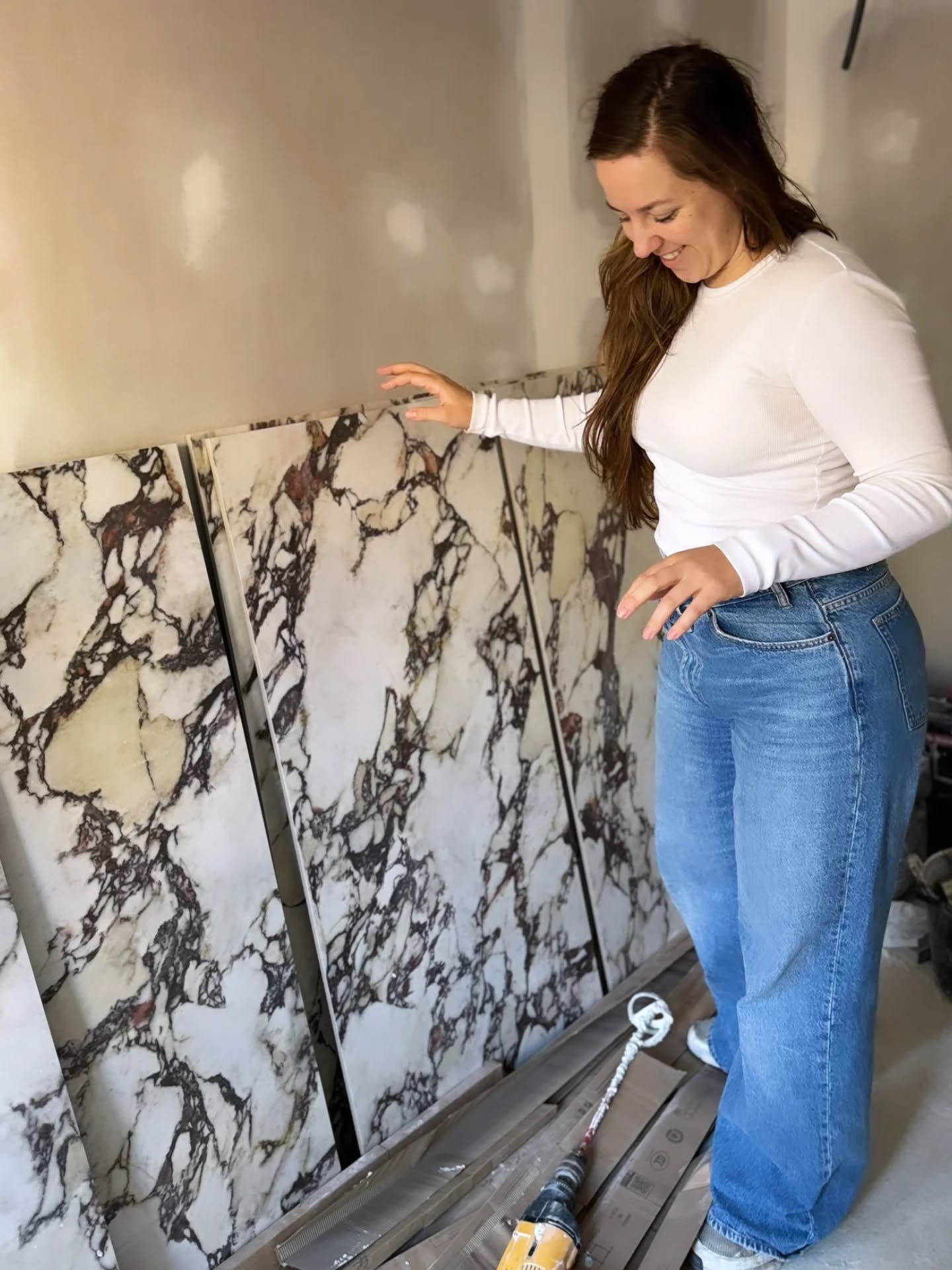 These stunning tiles are really going to elevate a Spanish bathroom. I loved the burgundy veining in the marble, which is why they were the perfect choice for this project. They finally arrived from Italy, and seeing them in their full, true size makes me so happy.
🛒 Calcatta Viola by @energieker
@one.tile