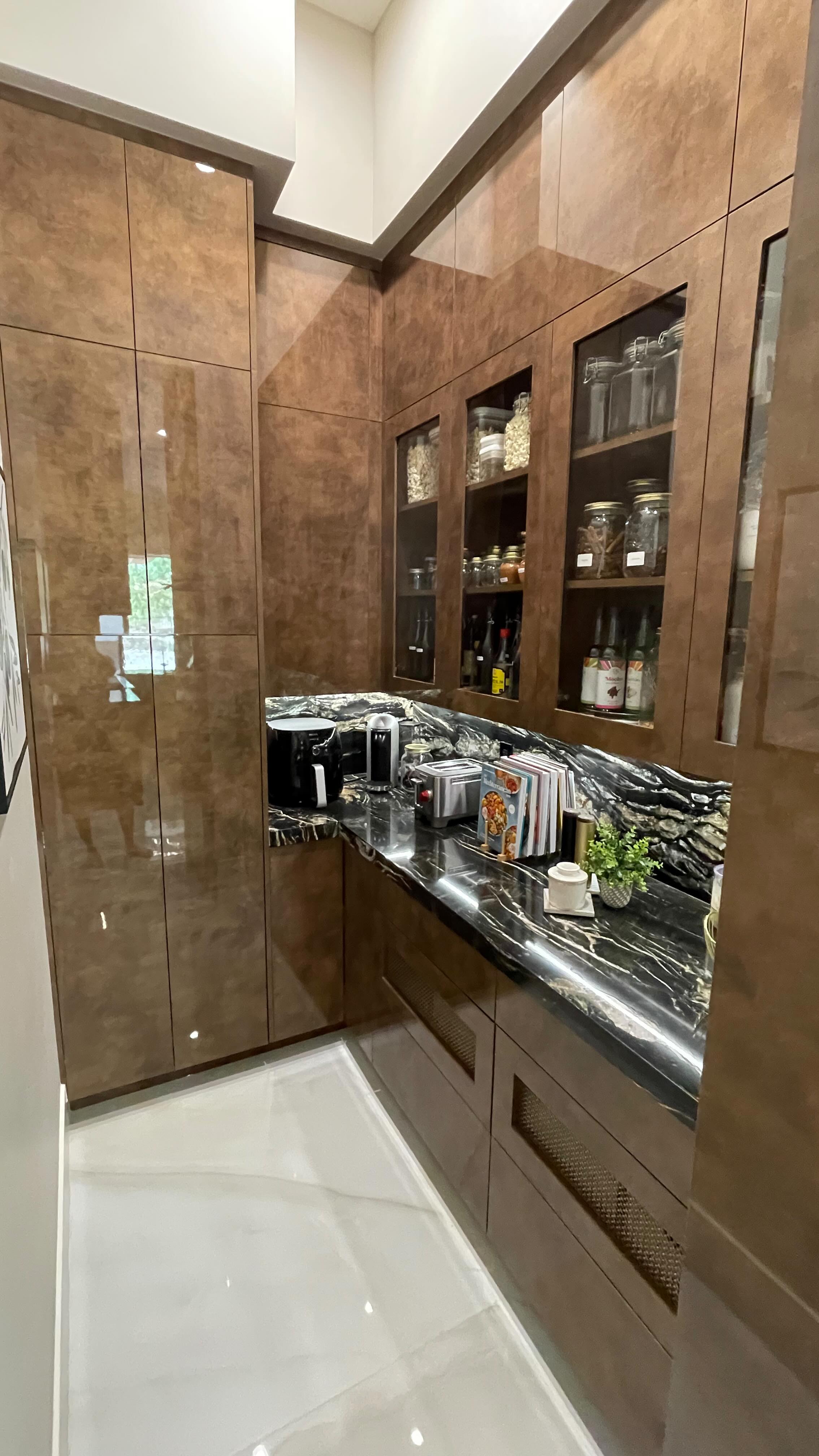 Love the pantry around the corner. Quick access with no door …but still beautiful enough to be a part of the open kitchen 🙌🏼 And all the storage bells and whistles #pantry #newbuild #customhome #interiordesign
