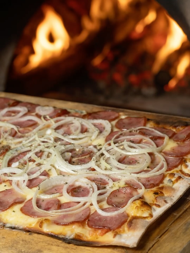 Pizza calabresa combina com o feriado e piano bar da Villa. Te esperamos!