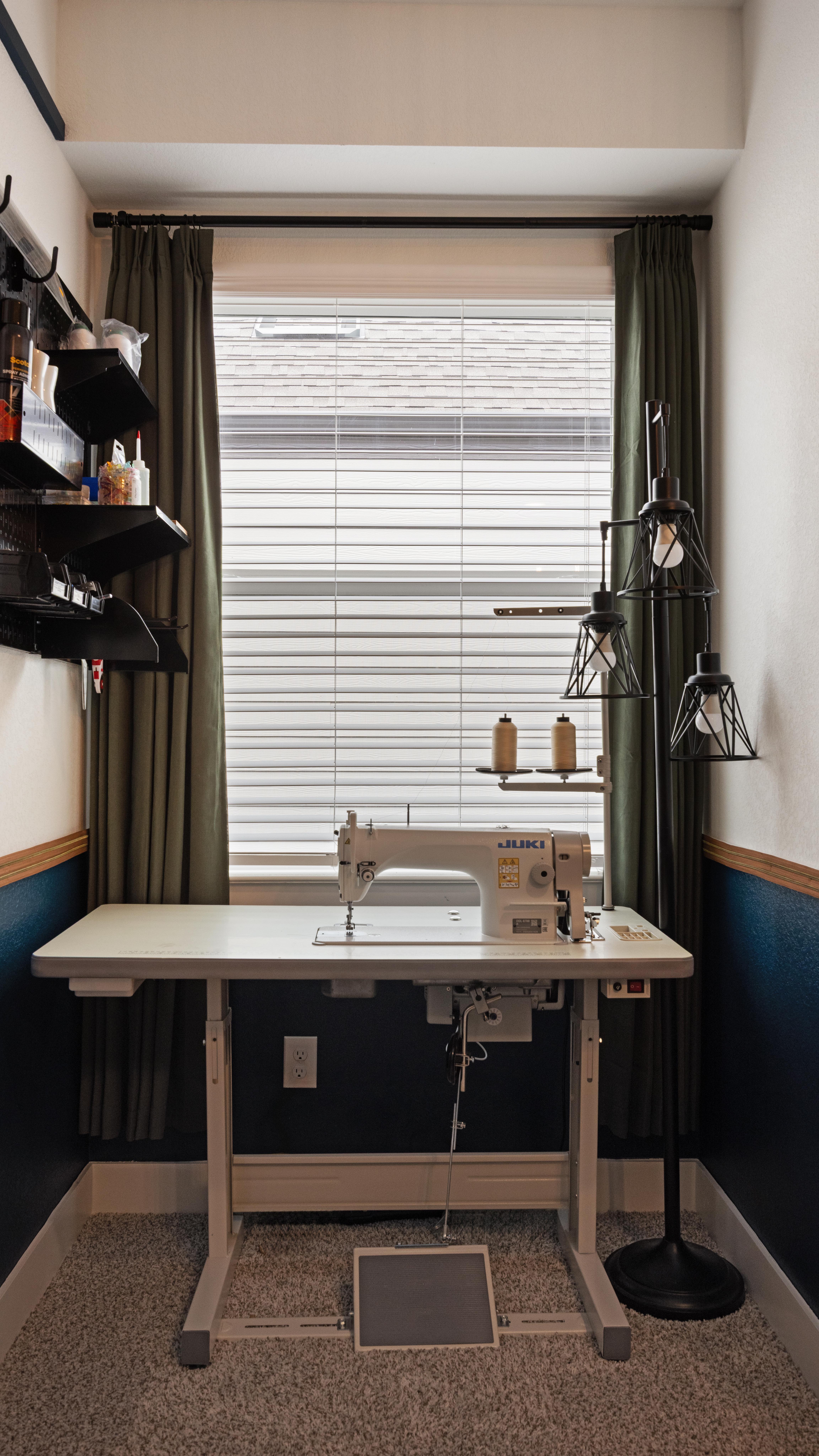 Week 1 was heavy on progress, and I’m not mad at it 😌
Sofa delivered + unboxed, backsplash demo + installed, millwork design locked in, interior doors went black (LOVE), and we kicked off that TV accent wall 👀🔥
We’re building vibes — not just rooms.
Stay tuned for week 2 progress drops 🎥
#FlawlessSpaces #InteriorDesign #houstoninteriordesign #houstondesigner #BTS