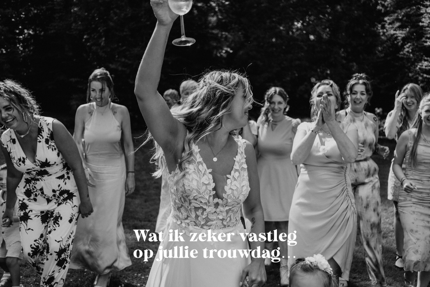 Wat ik zeker vastleg op jullie trouwdag:
1. Plezier.
Op jullie dag wordt de liefde gevierd, wat is er leuker dan dat? Zowel jullie plezier als dat van jullie gasten zet ik graag op de foto!
2. Emotie.
Het enthousiasme, de tranen van geluk, de kleine momentjes van emotie; ik ben er dol op!
(ik pink regelmatig zelf een traantje weg achter de camera...)
3. Sfeer.
De sfeer op elke bruiloft is uniek.
Kiezen jullie er voor om te trouwen op een sjiek chateau of houden jullie een festival bruiloft in de achtertuin. Het maakt niet uit, ik leg het vast!
4. Authenticiteit.
misschien wel wat ik het leukste vind om vast te leggen, jullie. Jullie verhaal. Niet het perfecte plaatje of ‘zoals het hoort’. Het liefste leg ik jullie vast zoals jullie echt zijn!
Benieuwd naar meer van mijn werkwijze? Vraag dan vrijblijvend mijn trouwbrochure aan!
.
.
.
.
#trouwfotograaf #trouwfotografie #trouwen #bruiloftfotograaf #bruiloft #bruidsfotograaf #bruidsfotografie