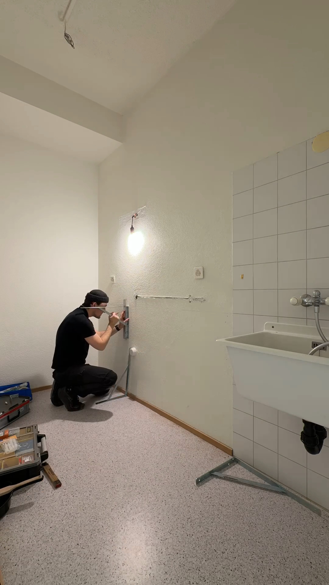 So genial: Unser Freund Marvin, ausgebildeter Schreiner, hat mal eben eine Ablage für unsere Laborgeräte installiert. 😻 Ein riesengrosses Dankeschön!
Katzen-Ärztin Carol Zahnd hat fleissig zugeschaut – und das filmende Natel wieder hingestellt, wenn es runtergefallen ist. 😂 Ebenfalls kurz zu sehen: Praxis-Mitinhaber Nico Müller, der hier übrigens gerade den Text tippt! Mehr zu mir ein andermal. 😸