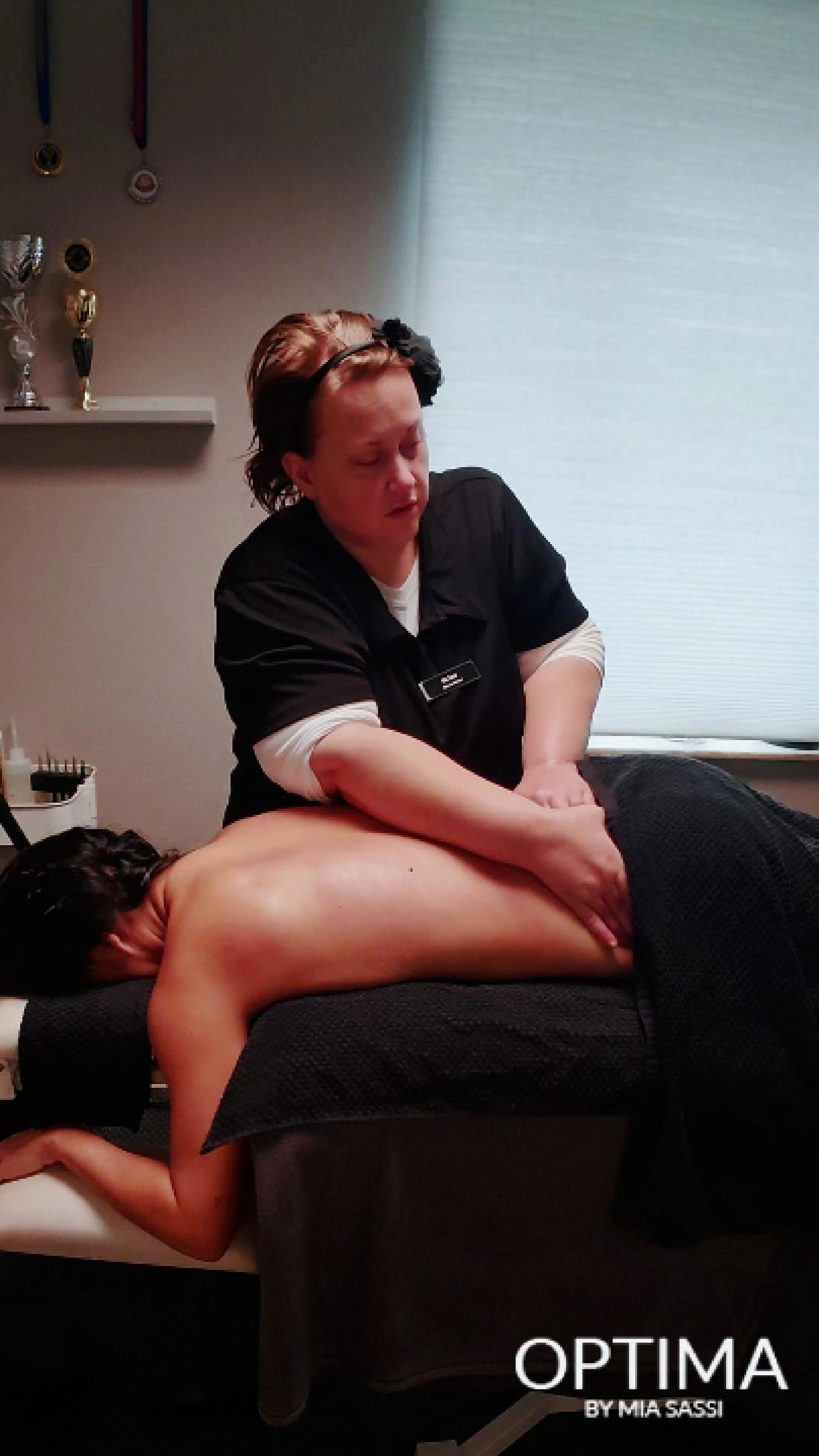 Djupgående Massage, för spända muskler & total avslappning
Idag fick min fina kund en djupgående massage 💛
En behandling som löser upp muskelspänningar på djupet, förbättrar cirkulationen och ger kroppen chans att släppa taget helt.
Djupgående massage är perfekt för dig som:
• har ont i rygg, axlar eller nacke
• bär på stress och spända muskler
• tränar mycket och behöver återhämtning
• vill ge kroppen en stund av ren återhämtning
Under behandlingen arbetar jag med tryck, teknik och närvaro för att mjuka upp bindväv, lösa upp blockeringar och skapa långvarig lättnad.
Vill du också ge kroppen det den behöver?
Boka din tid på obym.se - länk i profilen.