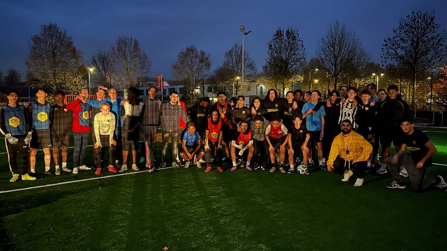 Op 14 november organiseerden jongeren uit de wijk een voetbaltoernooi op het Cruyff Court, onder begeleiding van Coach @mo_boukie ⚽️
De afgelopen maanden hebben deze jongeren trainingen gevolgd binnen Heroes of the Cruyff Courts. In dit programma leren zij om rolmodel te zijn in de stad én zelf sportevenementen te organiseren voor kinderen. Vandaag hebben ze dat in de praktijk laten zien!
De uitslag:
🥇 1e plaats: Arsenal
🥈 2e plaats: PSG
⭐ Beste speler: Milan Damen
🧤 Beste keeper: Imran Balic
De energie, het teamwork en het plezier waren top. Een dikke shout-out naar alle jongeren, super goed gespeeld allemaal 🙌
#StichtingBoukie #cruyffcourt #cruyffheroes #jongereninbeweging #cruyfffoundation #Gorinchem
