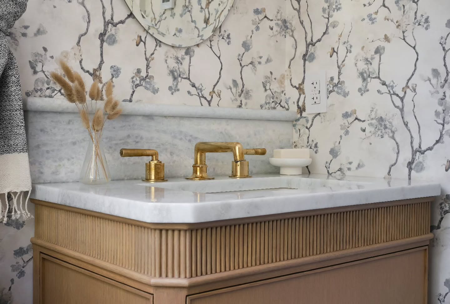 Pretty detailed shot.
📷@dannycooney
#bathroomdesign #bathroominspo #bathroomgoals #powderroom #interiors #interiordesigninspiration #InteriorInspo #DesignBuild #CustomDesign #customvanity #millwork #WallpaperGoals #WestchesterHomes #westchesterliving #luxuryinteriordesign