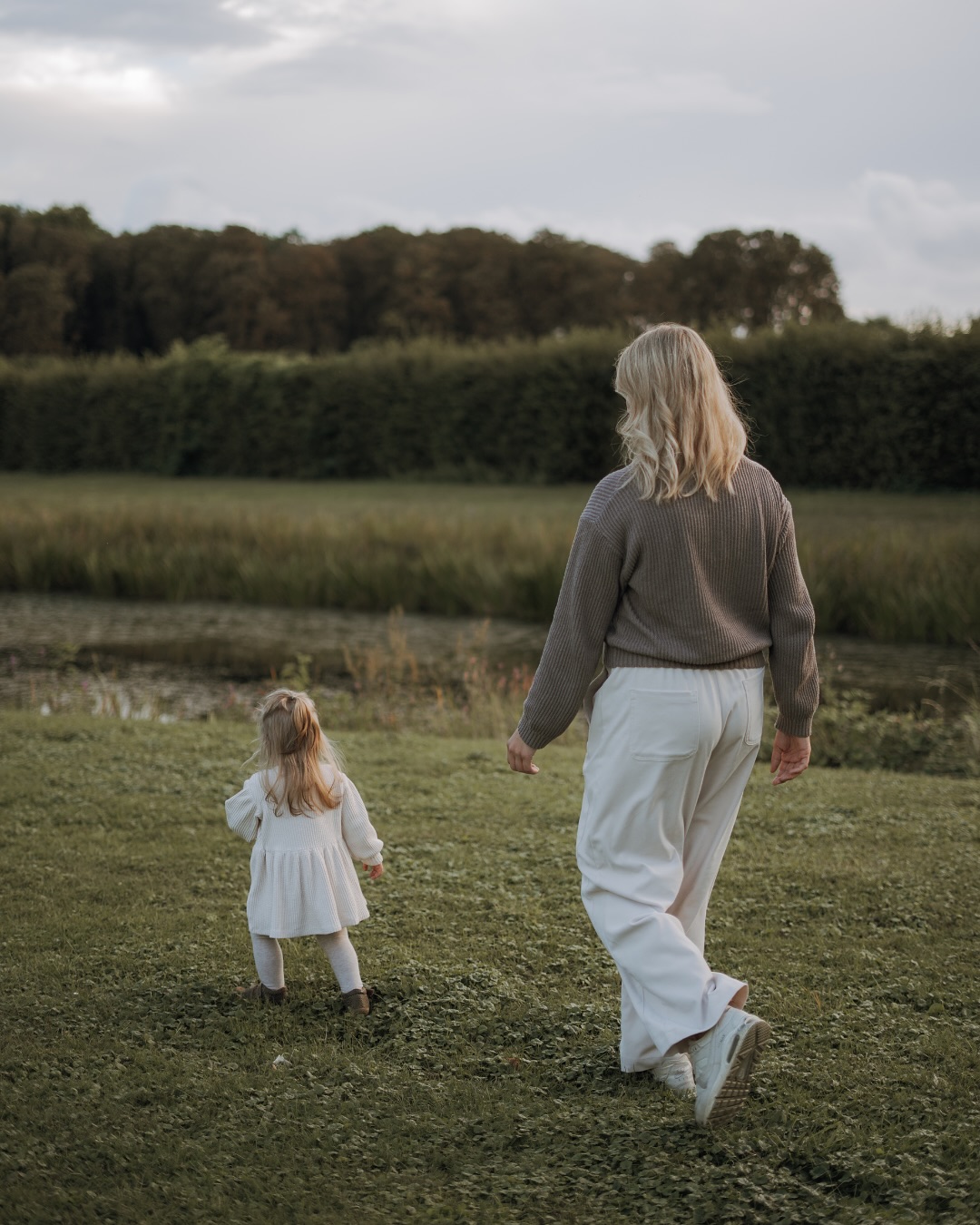 Family 🫶🏼
Wie schön können Familienshootings sein?! Ich liebe es, wenn alles ganz ungezwungen ist, die Kids spielen, Blumen pflücken, kuscheln und sich einfach wohlfühlen ✨ Ganz ohne Druck, dafür aber mit mehr Liebe und Nähe. Das mag ich sehr 🤍