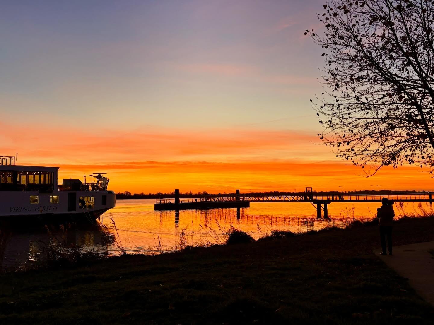 Love this region!!! A beautiful finish to the season! Looking forward enjoying this part of the region more in 2026! #bourg #dordogne #gironde #coucherdusoleil #bordeaux #france #rivercruise #rivercruisefrance #guidelife