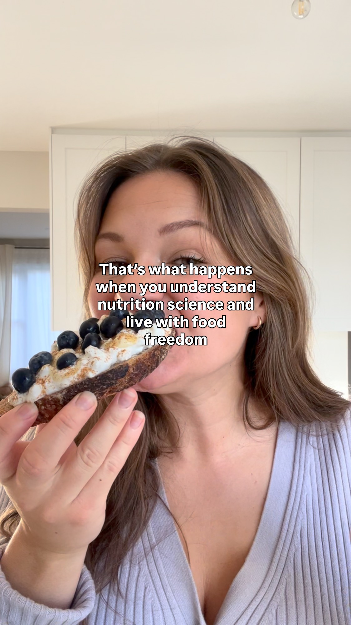 Because weight gain is way more complex than just eating bread …
As a matter of fact, weight gain might not even mean “fat gain” the way we think it is
60% of the number you see on the scale represents fluid
So sweating, peeing, talking, drinking water, eating food can all impact fluid balance
It’s actually really normal for your weight to go up and down a little bit throughout the day
And if you’re a woman, throughout the month!
Follow me for more weight science info and non-BS nutrition stuff
#dietitiansofinstagram #intuitiveeating #antidiet #weightloss