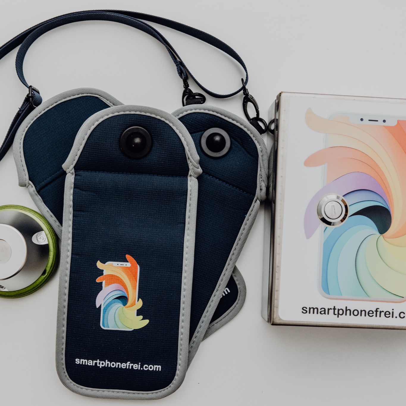 Das smartphonefrei Produktportfolio rund um die Handytaschen für Schulen umfasst insgesamt die folgenden Artikel: 1. Handytasche für Schulen classic mit Magnetverschluss, 2. Handytasche für Schulen classic mit Magnetverschluss und Umhängeband, 3. Handytasche für Schulen medizinisch mit Klettverschluss, 4. Entsperrer-Opener für Schulen mobil u.a. auch für Ausflüge & Klassenfahrten, 5. Entsperrer-Opener für Schulen stationär im abschließbaren, wetterfesten Metallkasten. Bei allen unserer Produkte können Sie sich auf die höchste Produktqualität, Robustheit und Langlebigkeit für den täglichen Schuleinsatz verlassen - getrost unserem Motto: smartphonefrei.com ... denn die Welt da draußen ist bunt 🌈