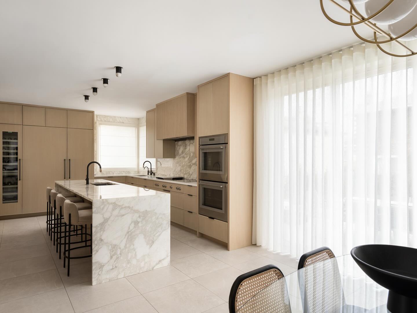 Lumière douce et élégance sur mesure 🪟🤩
Nos habillages de fenêtres complètent à merveille chaque coin de cette superbe cuisine.
Obtenez votre estimation gratuite avec MTL Blinds dès aujourd’hui.
#MTLBlinds #SurMesure #HabillagesDeFenêtres #DesignMontréal #DécorationIntérieure #CuisineModerne #InspirationDéco