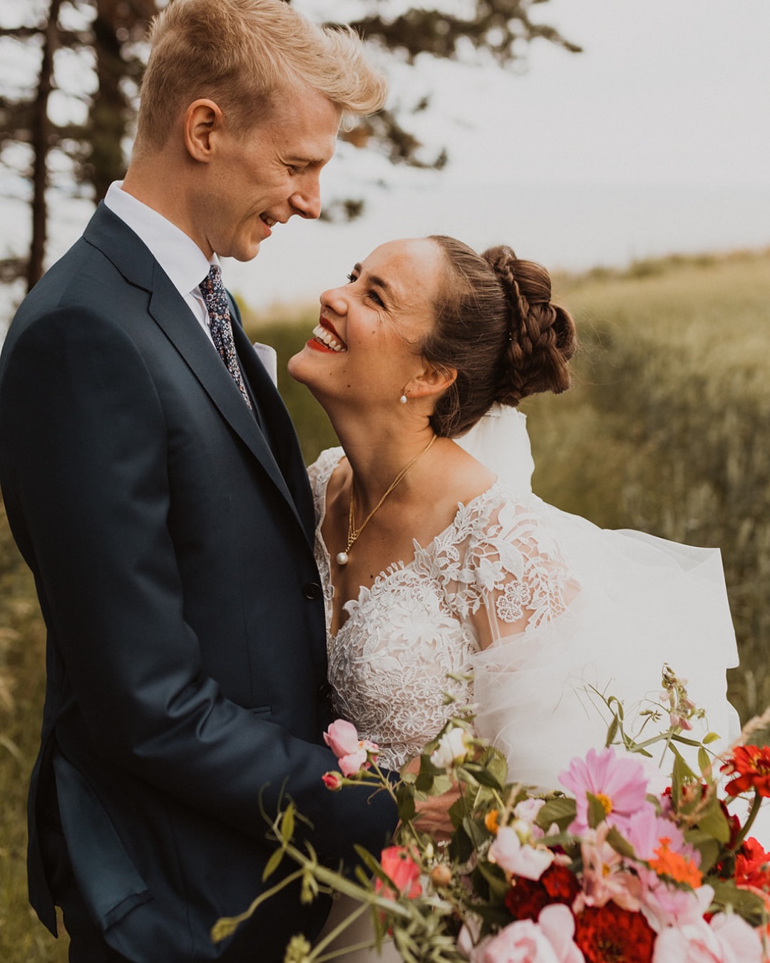 Tänk er detta på bröllopsdagen:
↠ Under fotograferingen är det en rolig och avslappnad stämning utan regler eller stela poser. Ni får känna att ni kan vara era själva och blir guidade genom hela fotograferingen för att ta fram det allra finaste med er. Det finns inget rätt eller fel, inget poserat eller tillrättalagt.
↠ Det skapas personliga bilder där ni får blomma ut precis som ni är. Det blir något unikt för just er och allt som är er dag 🥰
↠ Med fokus på äkta känslor och stämning, snarare än perfektion fångas er dag på bild precis så som den är. Allt från små detaljer till stora känslor, så att ni kan återuppleva denna fantastiska dag om och om igen!
Stämmer detta in på er? Then I’m your girl! 🙌🏻 Hos mig ska en fotografering vara rolig, fånga er på ett äkta sätt och låta er få vara precis så som ni är. Allt från gapskratt till mysiga kramar och såklart inramat med vacker natur 😍
Mer info kring bröllop och bokning finns på hemsidan (länk i profilen) eller så är jag bara ett snabbt DM bort 🧡