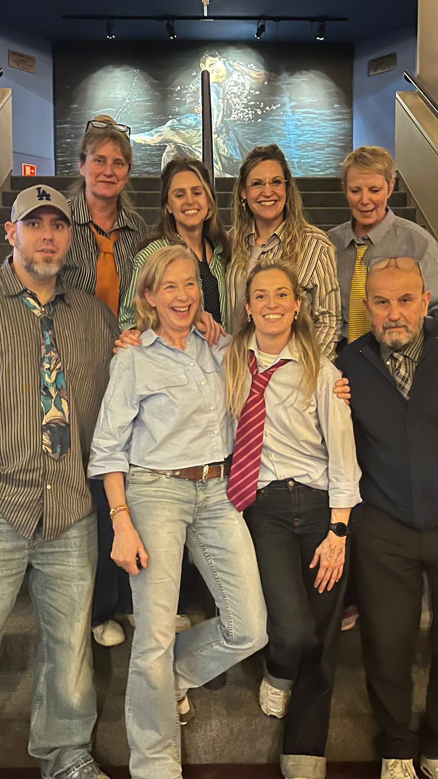 WAT. EEN. OPTREDEN.
Een volle grote zaal, een staande ovatie en een cast die schitterde.
Dankbaar tot in onze tenen 🌟
#theater #gouda #futurethecrowd #sociaalteamgouda #maatschappelijktheater #krachtvansamen