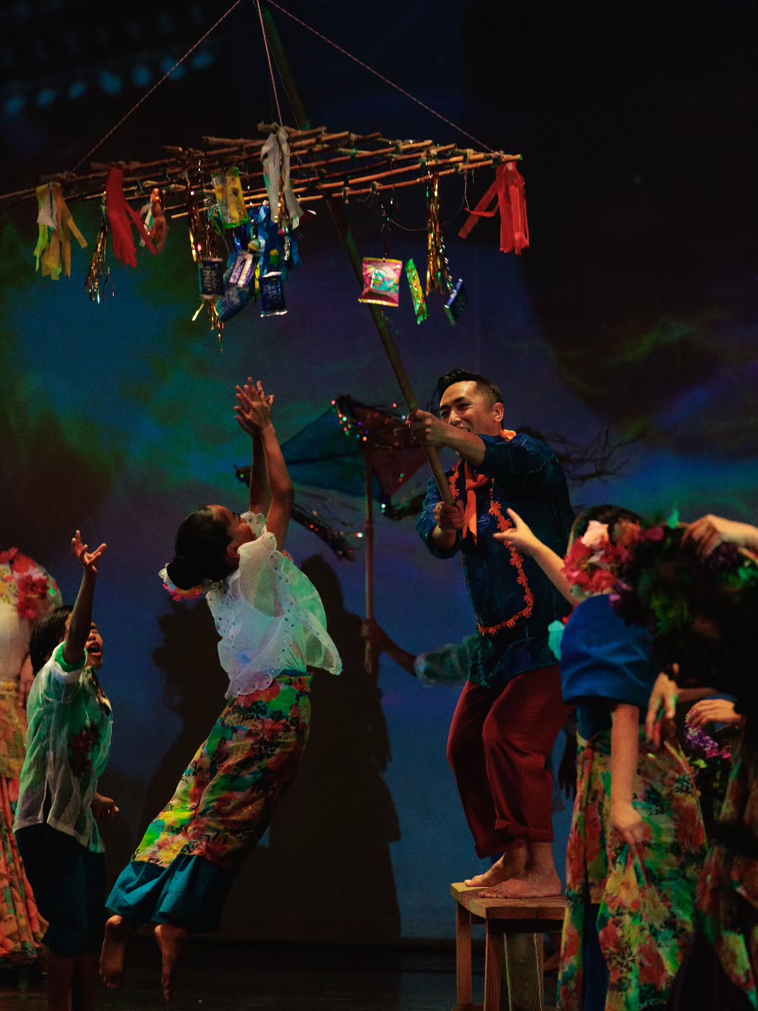 The concert is over, and this is how we all pretty much feel: Leaping for joy in celebration!! Grabbing all the sweet memories and putting them in our pockets. Like catching falling stars for pocketfuls of starlight, flowers, sunshine, and rainbows. It was that fun!! We love our KNL family and all who were on our KaYugto bangka.
📸 @d.rodphotos
#kayugto #knlfolkarts #knl35