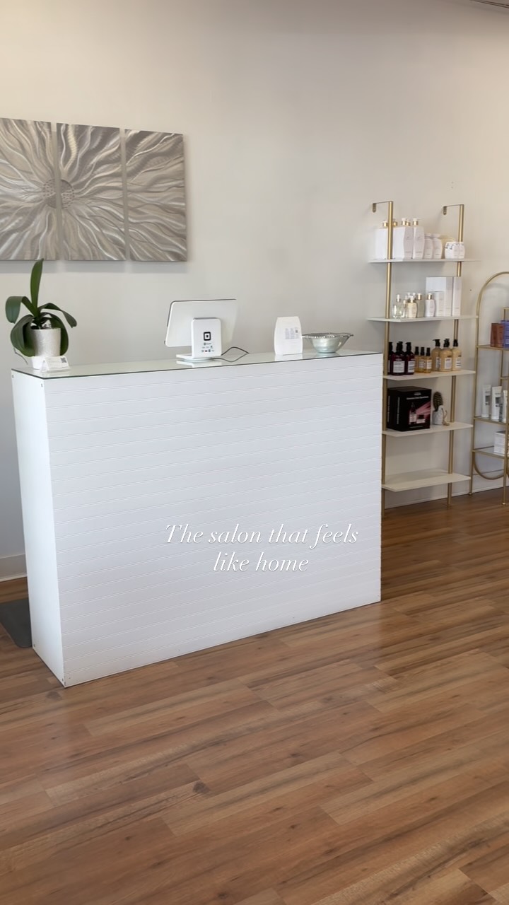 Welcome to your new home away from home! 🌟 Our salon is a cozy retreat where you can relax and unwind. With a warm atmosphere and an amazing team ready to pamper you, you’ll feel so comfortable, you might never want to leave! 💖 Book your appointment now and experience the love and care that makes our salon truly special. You deserve it! ✨🏡
#SalonHome #PamperYourself #welcometooursalon #knchairstudio #professionalstylists #nmsalon