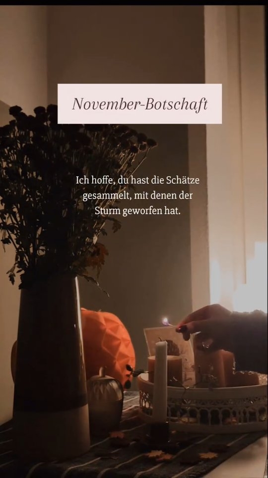 November-Botschaft:
Ich hoffe, du hast die Schätze gesammelt, mit denen der Sturm geworfen hat – Kastanien, Eicheln, Blätter und die Antworten, nach denen du nicht gesucht hast.
Ich verstecke sie für dich unter meiner stillen, schweren Decke und du brauchst dich nicht zu fürchten vor meiner Dunkelheit.
Dein November
🌬 Was sagt dein November?
#NovemberEnergie #NaturBotschaft #AchtsamLeben #InnereRuhe #Wortmagie #Herbstzauber #Stille