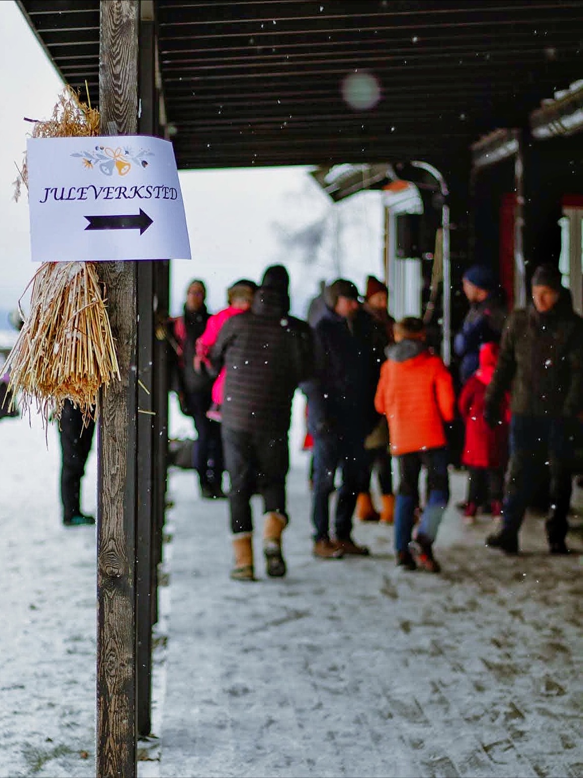 Bli med på årets julemarked på Kleivstua søndag 7. desember kl 13 til 17.
Vi inviterer til et stemningsfullt julemarked på juletunet vårt. Her venter hyggelige stands både inne og ute med mange kjente utstillere og flere nye som kommer for første gang. I år får vi også besøk av barna fra Kulturskolen, Showskolen og koret Sananina fra Tyrifjord Videregående Skole som bidrar med sang og dans og skaper ekstra god julestemning sammen med mange andre.
På tunet finner du Kleivstuas kokker som serverer julepølser, danske epleskiver og andre fristelser. Inne i Restaurant Dronningens Utsikt kan du nyte julesuppe, risengrøt, vafler og varm drikke mellom klokken 13.00 og 17.00.
Søndag 7. desember
13:00 Julemarkedet åpner med mange fine stands ute og inne samt salg av herlig mat og drikke
Barnas juleverksted åpner i Langhuset med pepperkakepynting og mye annet moro og kanefart begynner
13:30 Showskolen med litt sang og dans ved Langhuset
14:15 Kor Sananina fra Tyrifjord Videregående Skole
15:00 Hole Kulturskolens juleshow sang og dans ved Langhuset
15:30 Julenissen kommer på besøk i juleverkstedet
17:00 Årets julemarked stenger
#kleivstua #kleivstuahotell #møtestedetpåkrokskogen