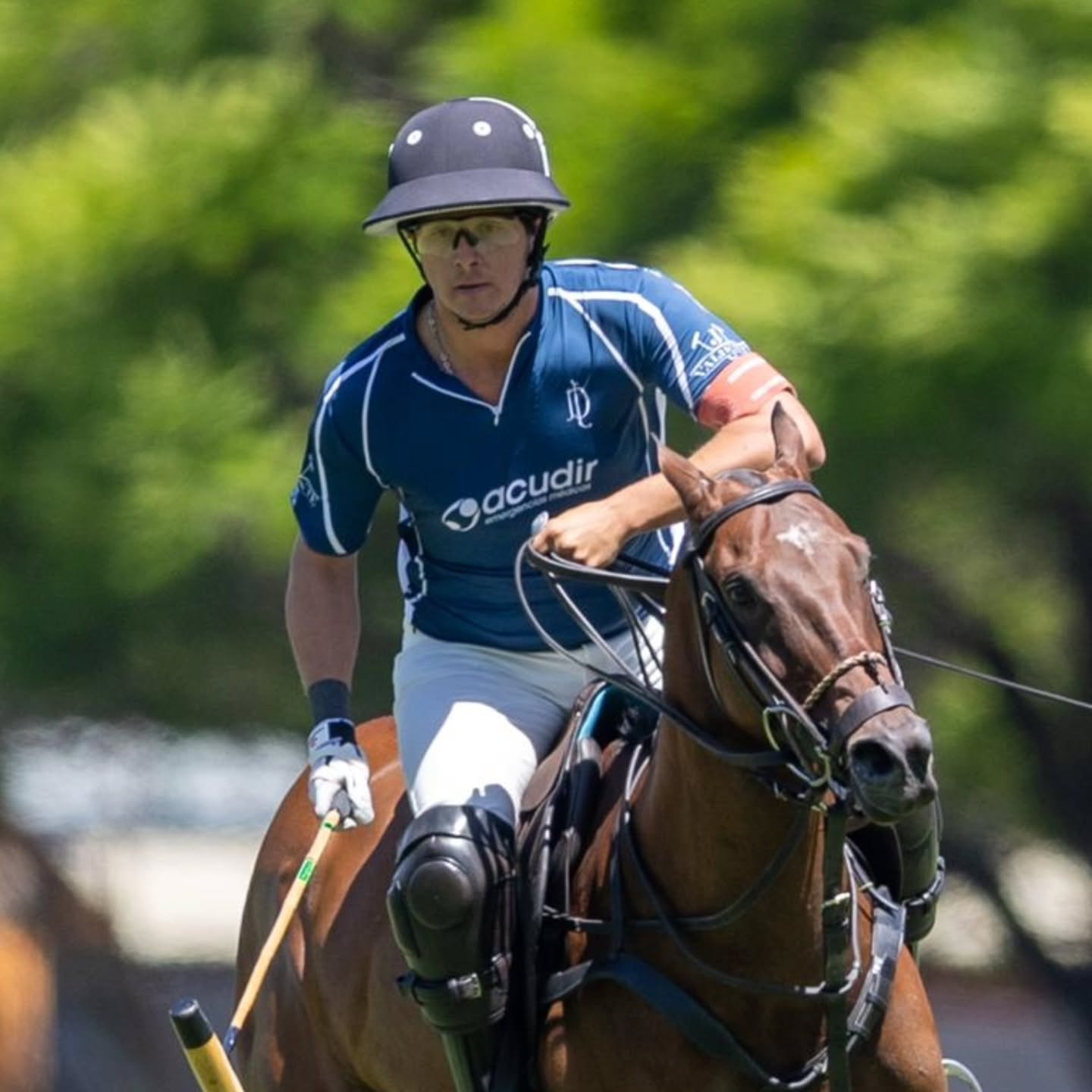 Con un encuentro consagratorio de Gonza Ferrari, autor de 12 goles, La Dolfina II, uno de los equipos surgidos de la clasificacion, consiguió un importante y claro triunfo por 18 a 8 ante La Hache Cría & Polo y con ese resultado mantiene vivas sus chances de clasificar directamente a la Triple Corona 2026.
#siemprepolo
#somospolo
#veniaverpolo
#vivielpolo
#sentielpolo
#revistapololive
#triplecorona2025
📸 @paddyramirezph